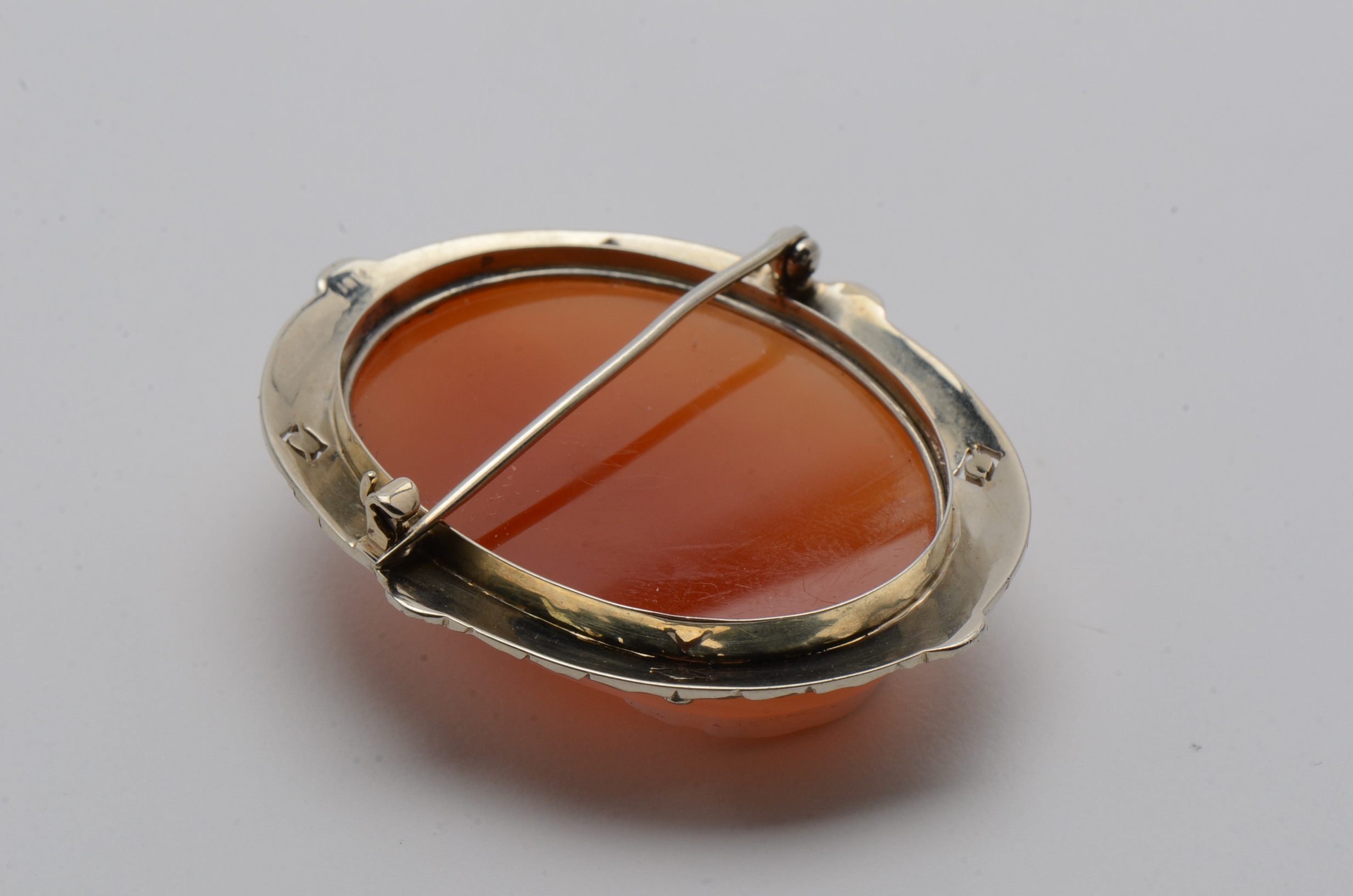 Vintage 18K Yellow Gold Carved Agate Cameo Brooch