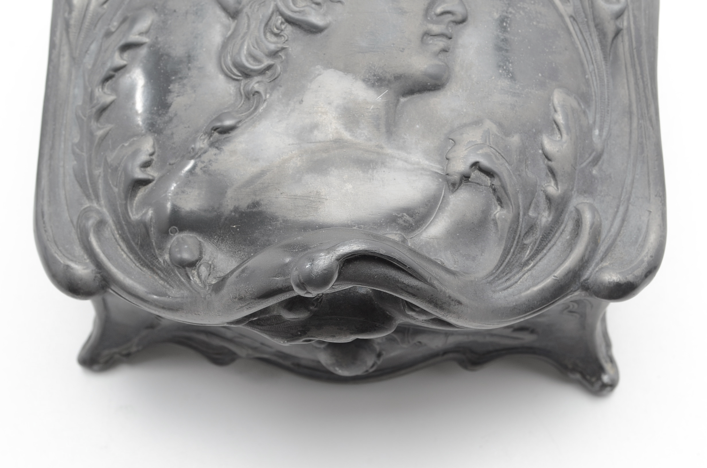 Art Nouveau Hinged Casket and Smaller Purse in Pewter Finish