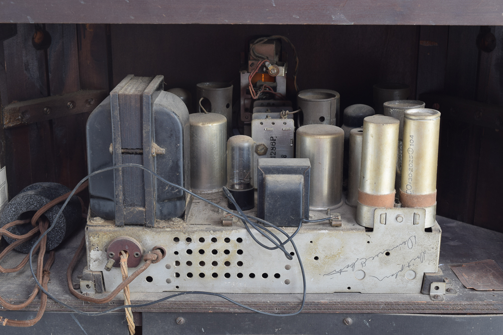 Vintage Art Deco Chairside Tube Radio by Philco