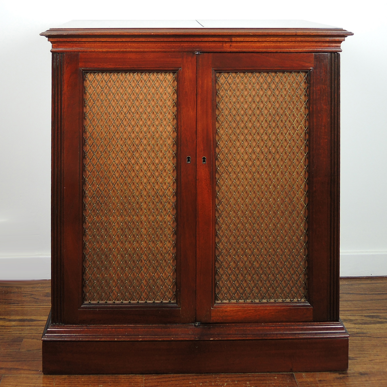 Magnavox "Berkeley" Model 134 Series Radio Phonograph