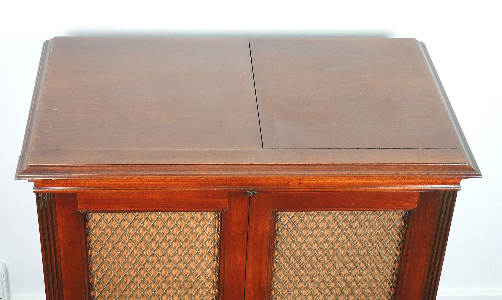 Magnavox "Berkeley" Model 134 Series Radio Phonograph