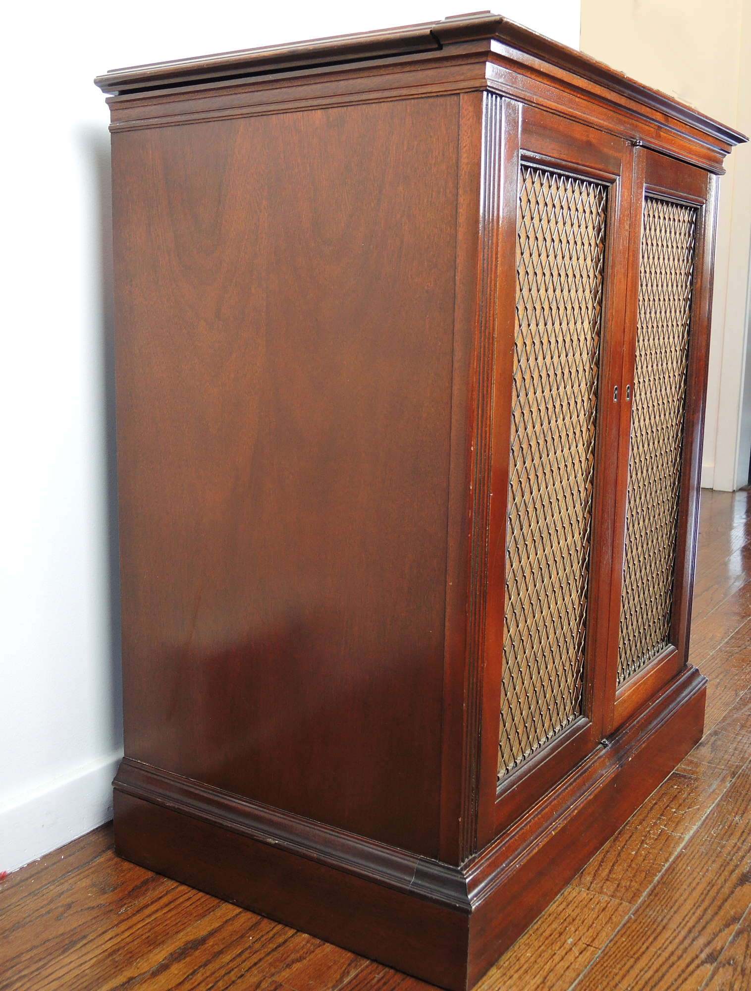 Magnavox "Berkeley" Model 134 Series Radio Phonograph