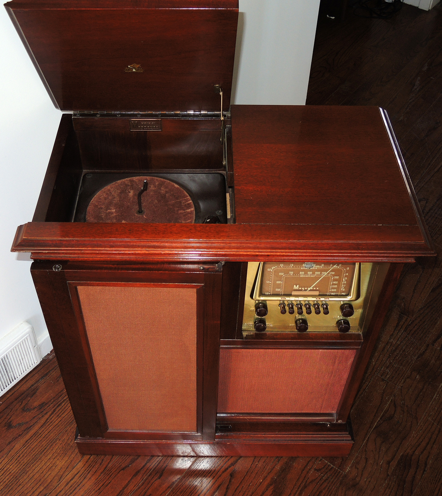 Magnavox "Berkeley" Model 134 Series Radio Phonograph
