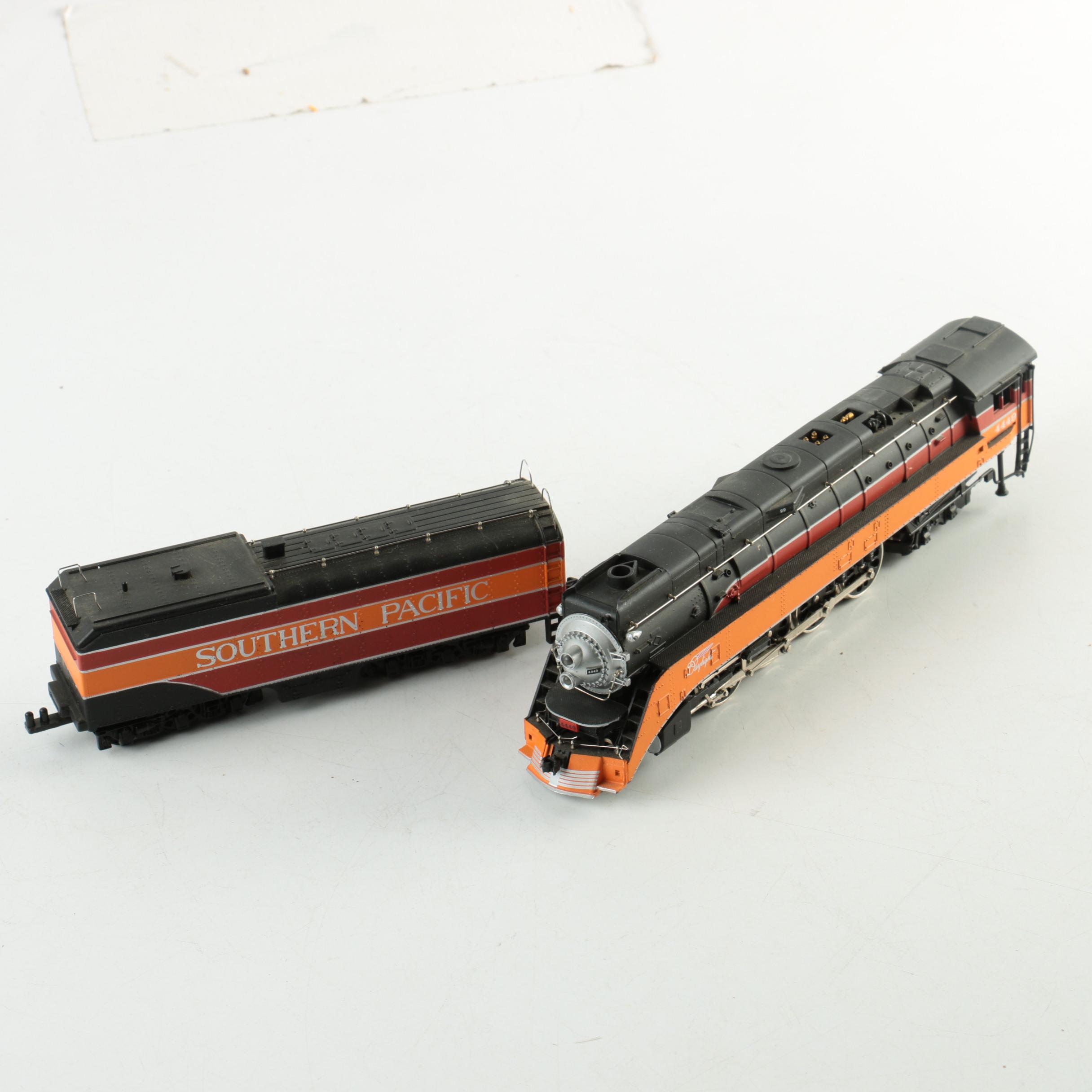 Bachmann Southern Pacific "Railfan Daylight" Diesel Locomotive and Tender