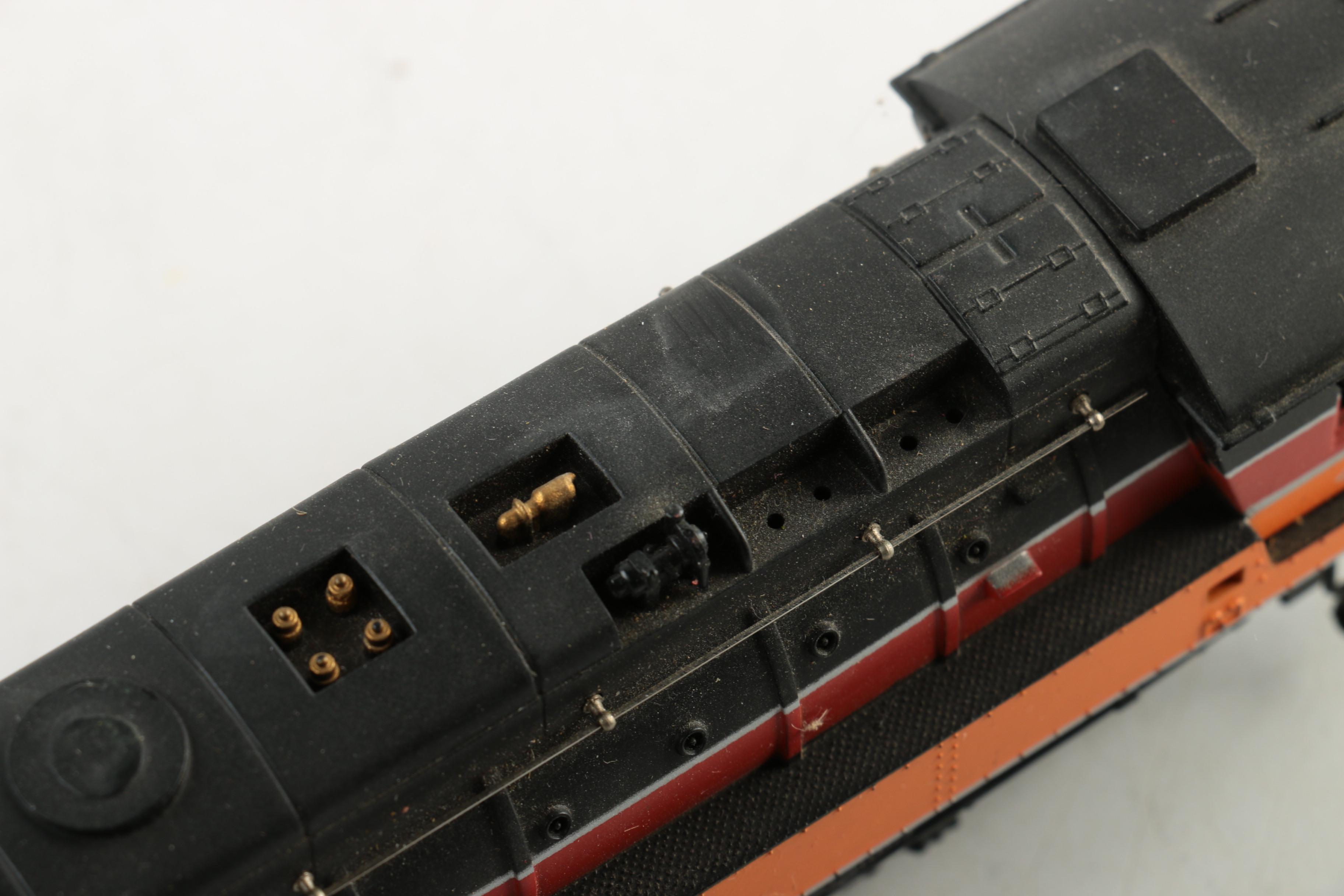 Bachmann Southern Pacific "Railfan Daylight" Diesel Locomotive and Tender