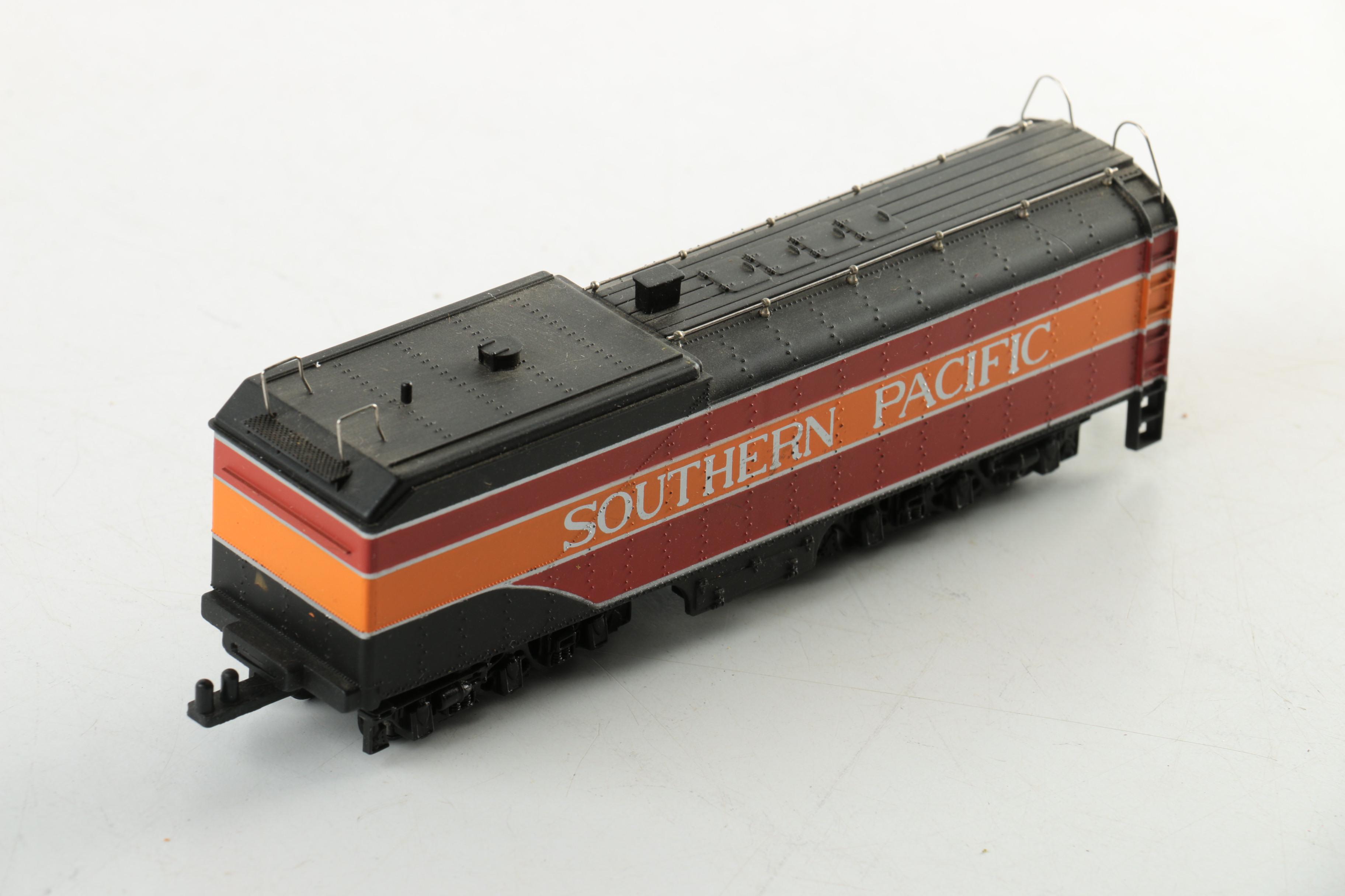 Bachmann Southern Pacific "Railfan Daylight" Diesel Locomotive and Tender