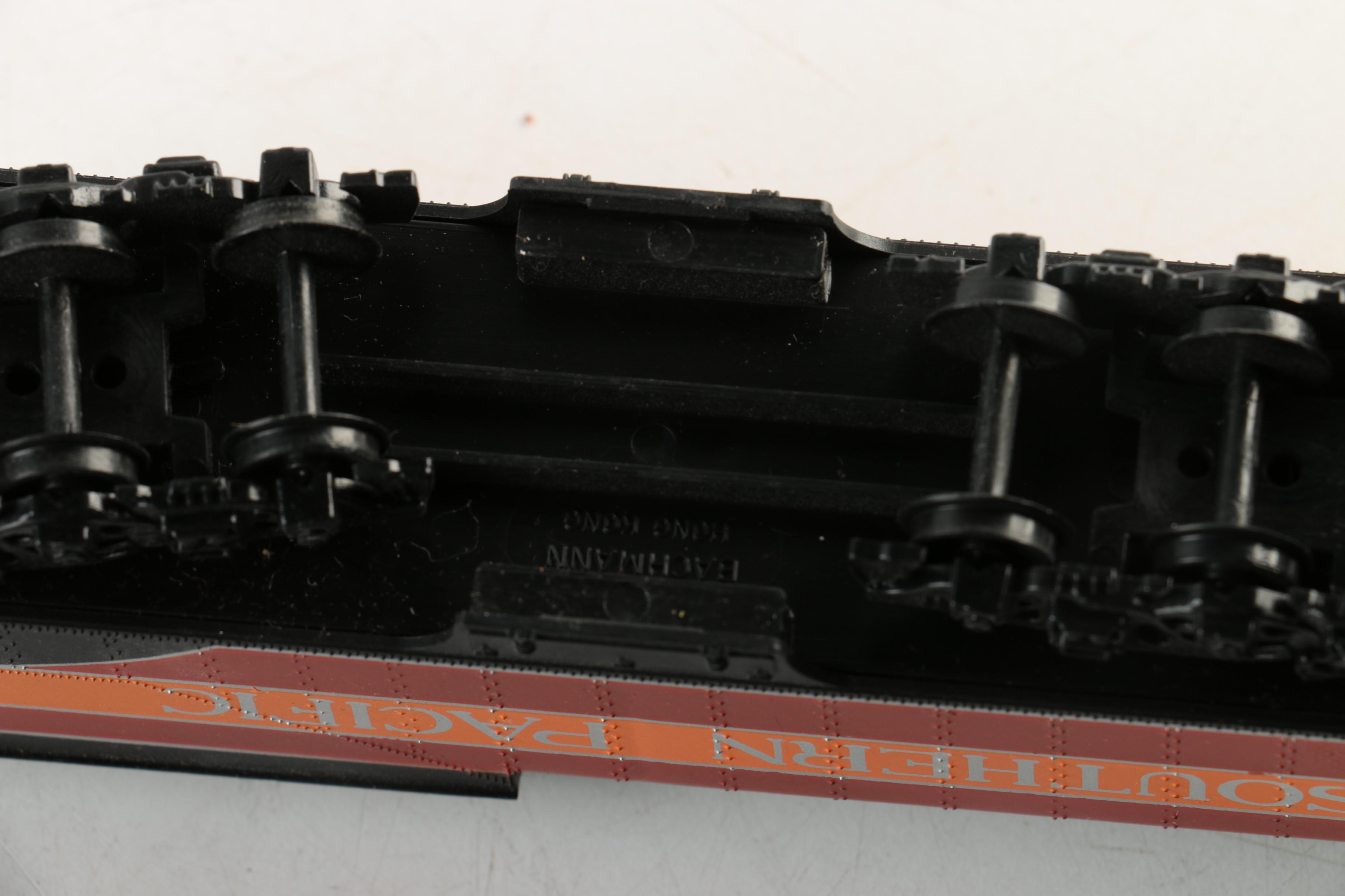 Bachmann Southern Pacific "Railfan Daylight" Diesel Locomotive and Tender