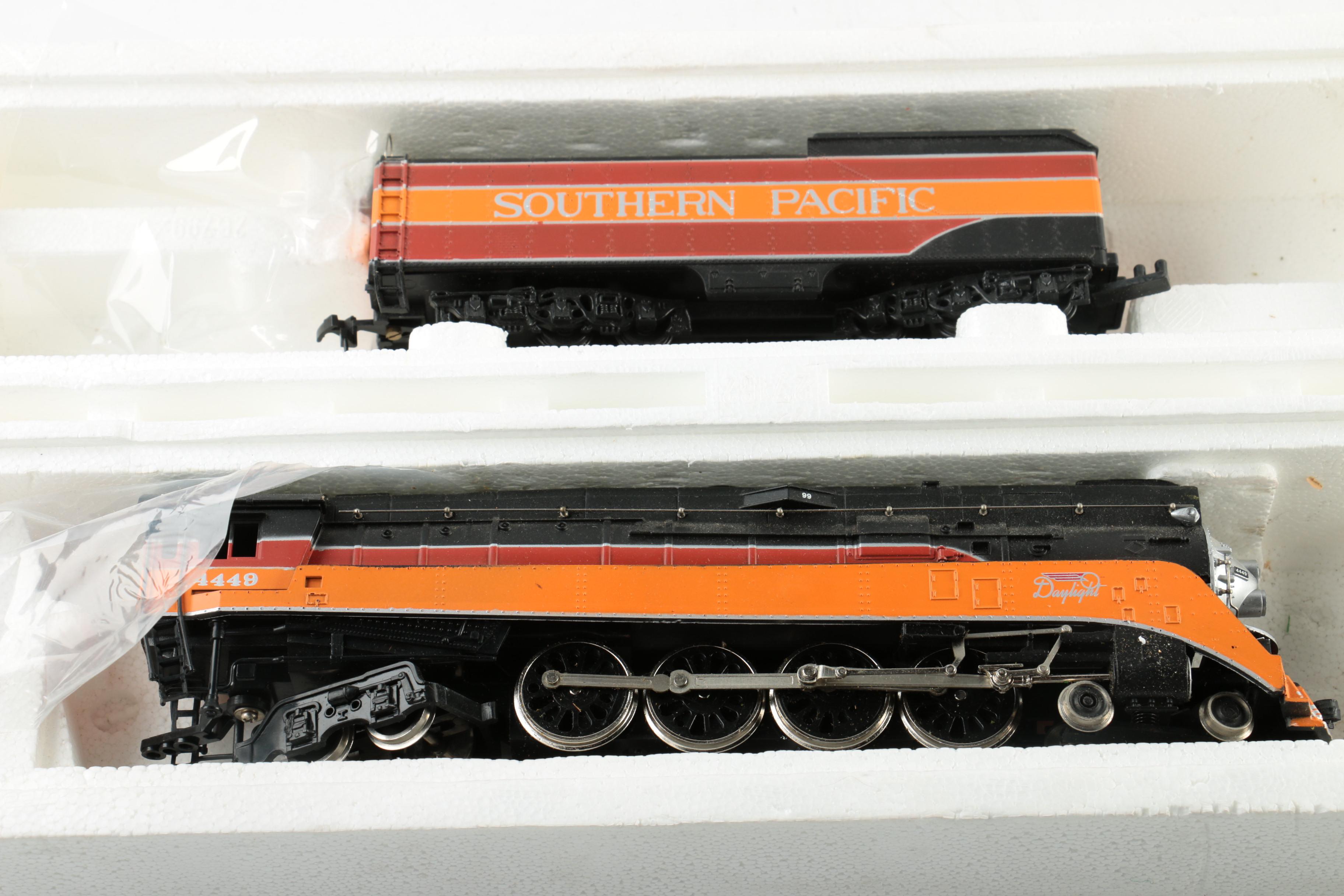 Bachmann Southern Pacific "Railfan Daylight" Diesel Locomotive and Tender