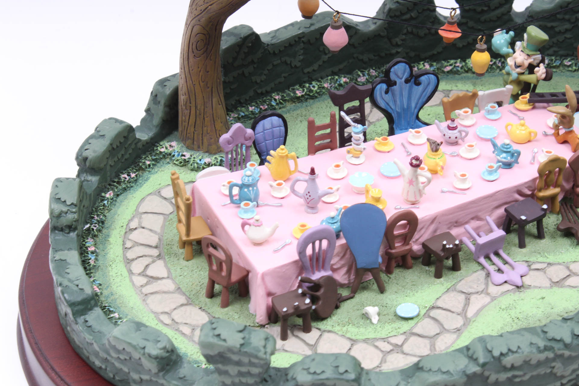 Walt Disney Classics Collection" A Tea Party in Wonderland" Figure
