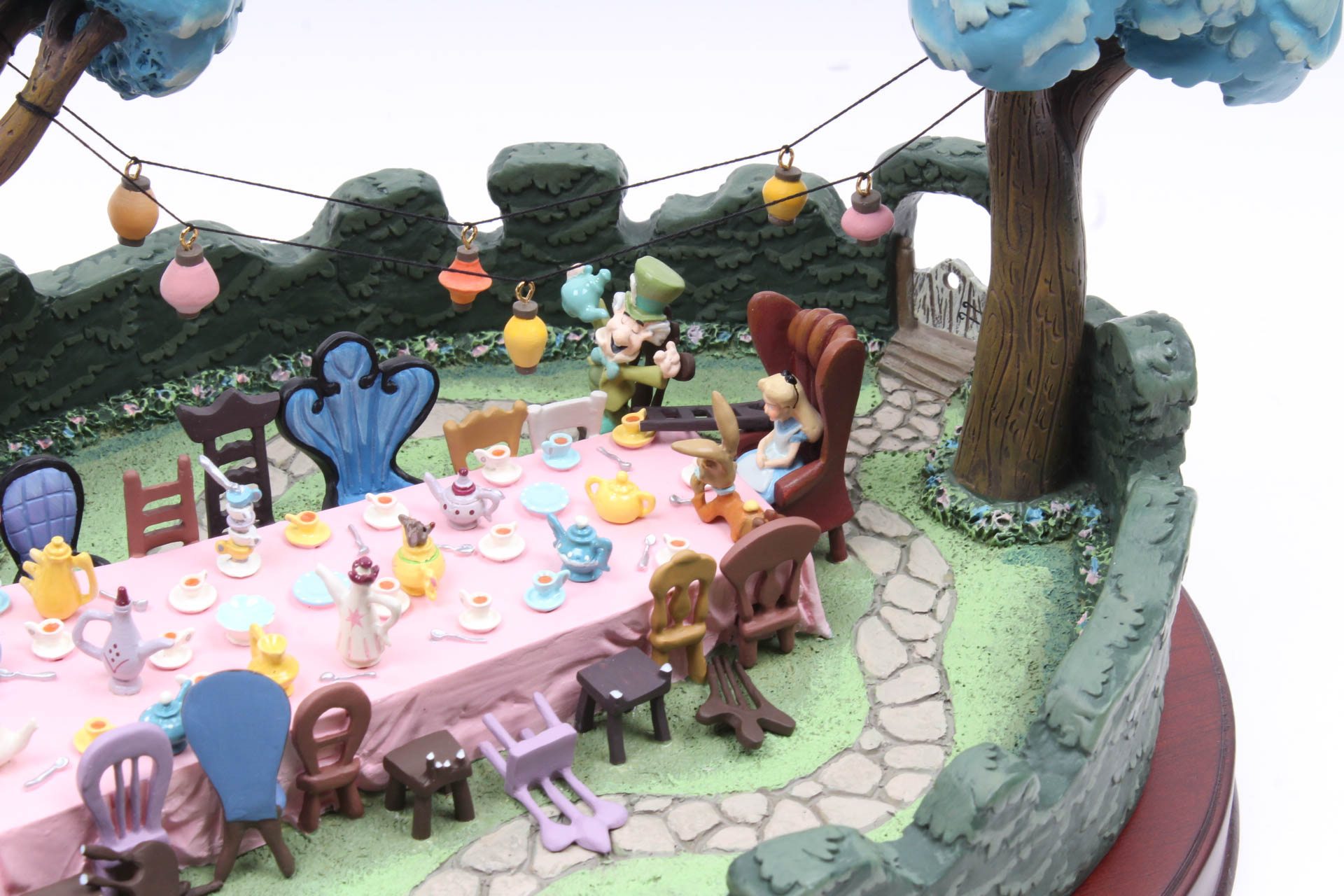 Walt Disney Classics Collection" A Tea Party in Wonderland" Figure