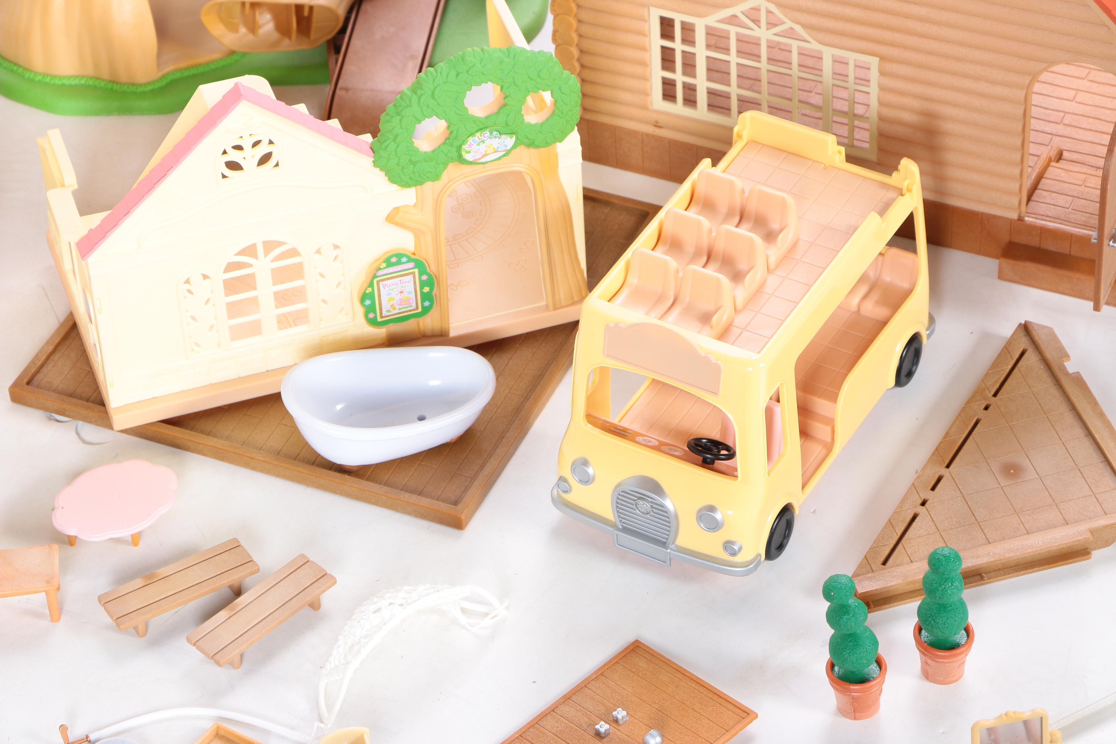 Dollhouses with Furniture and Accessories