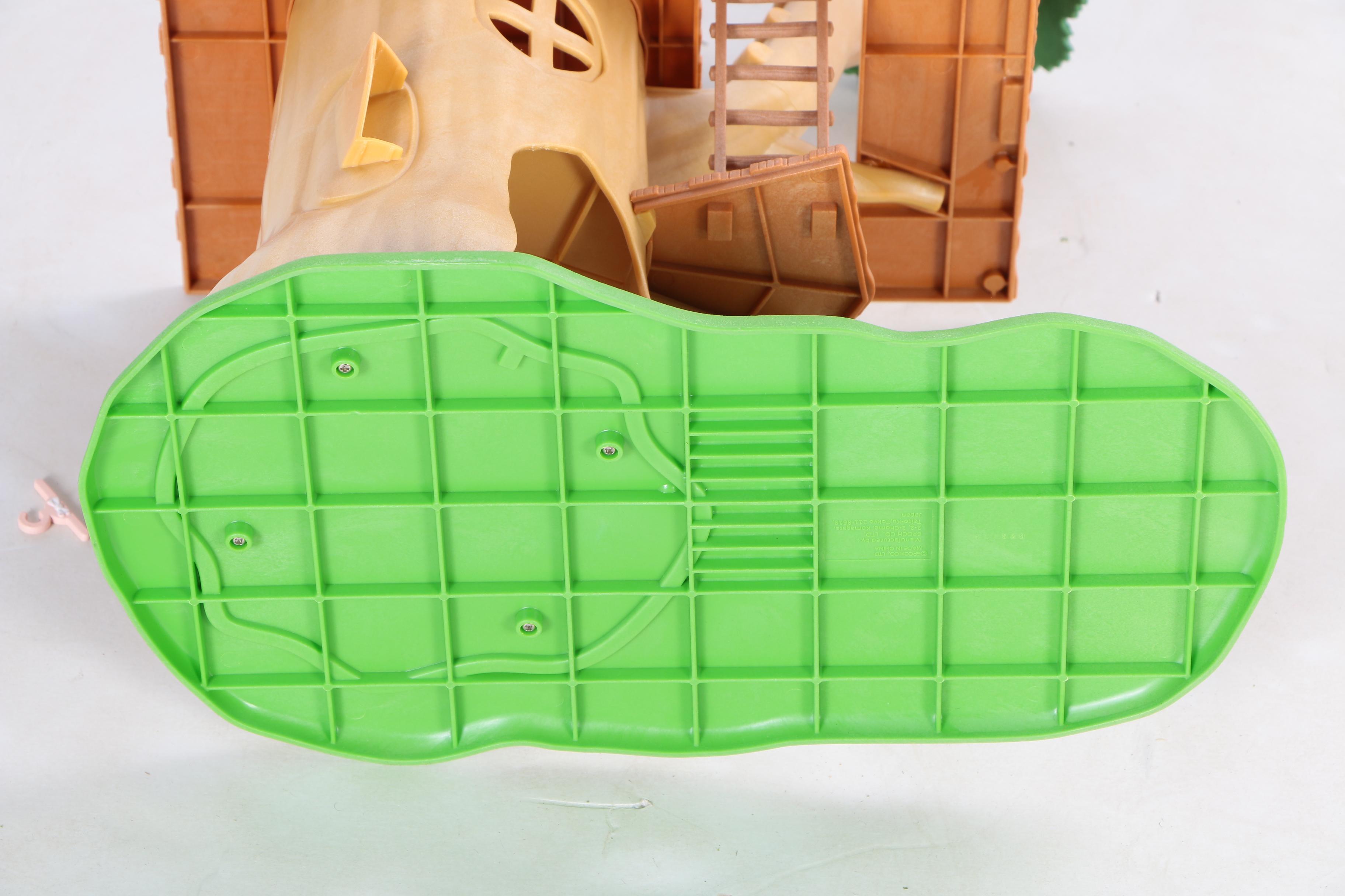 Dollhouses with Furniture and Accessories