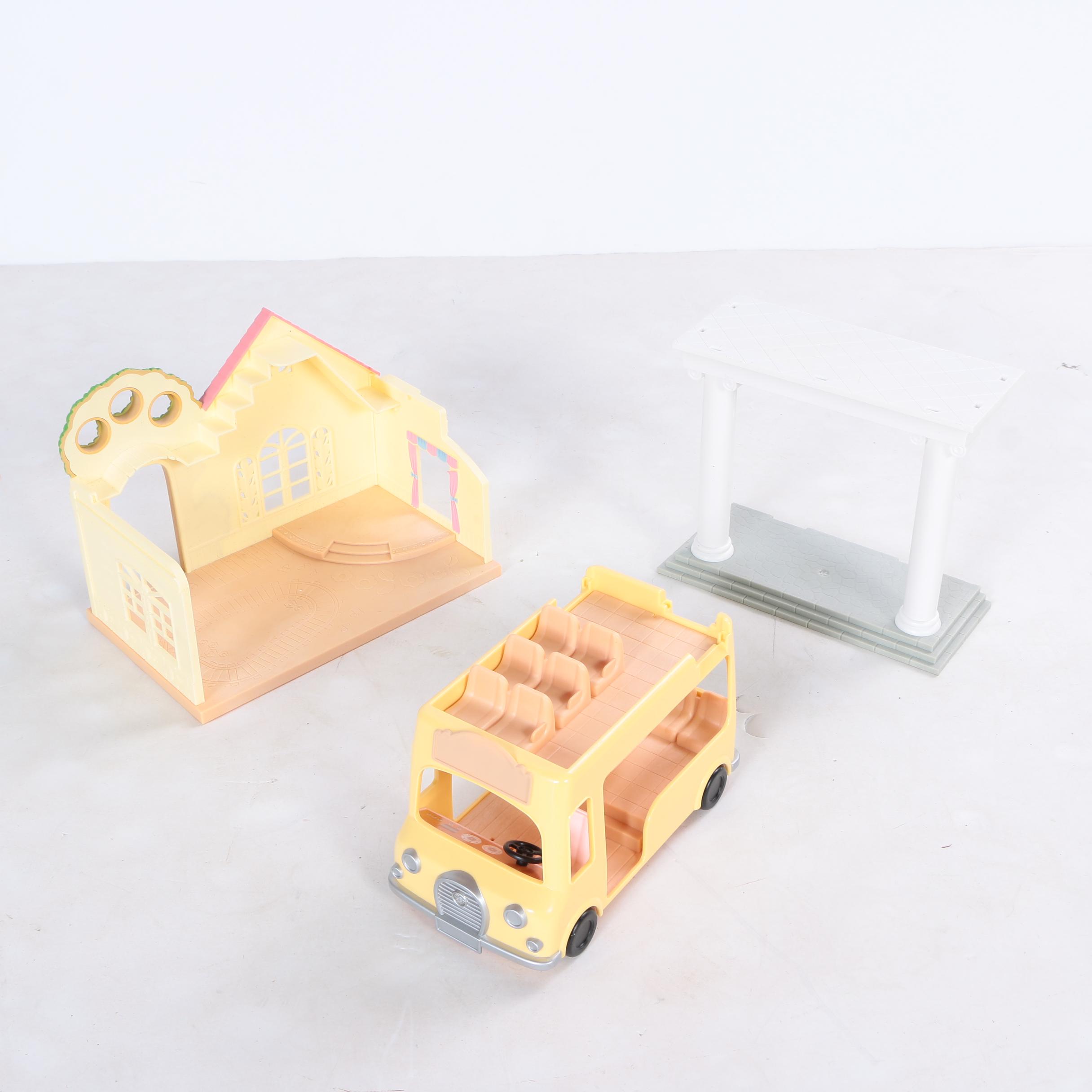 Dollhouses with Furniture and Accessories
