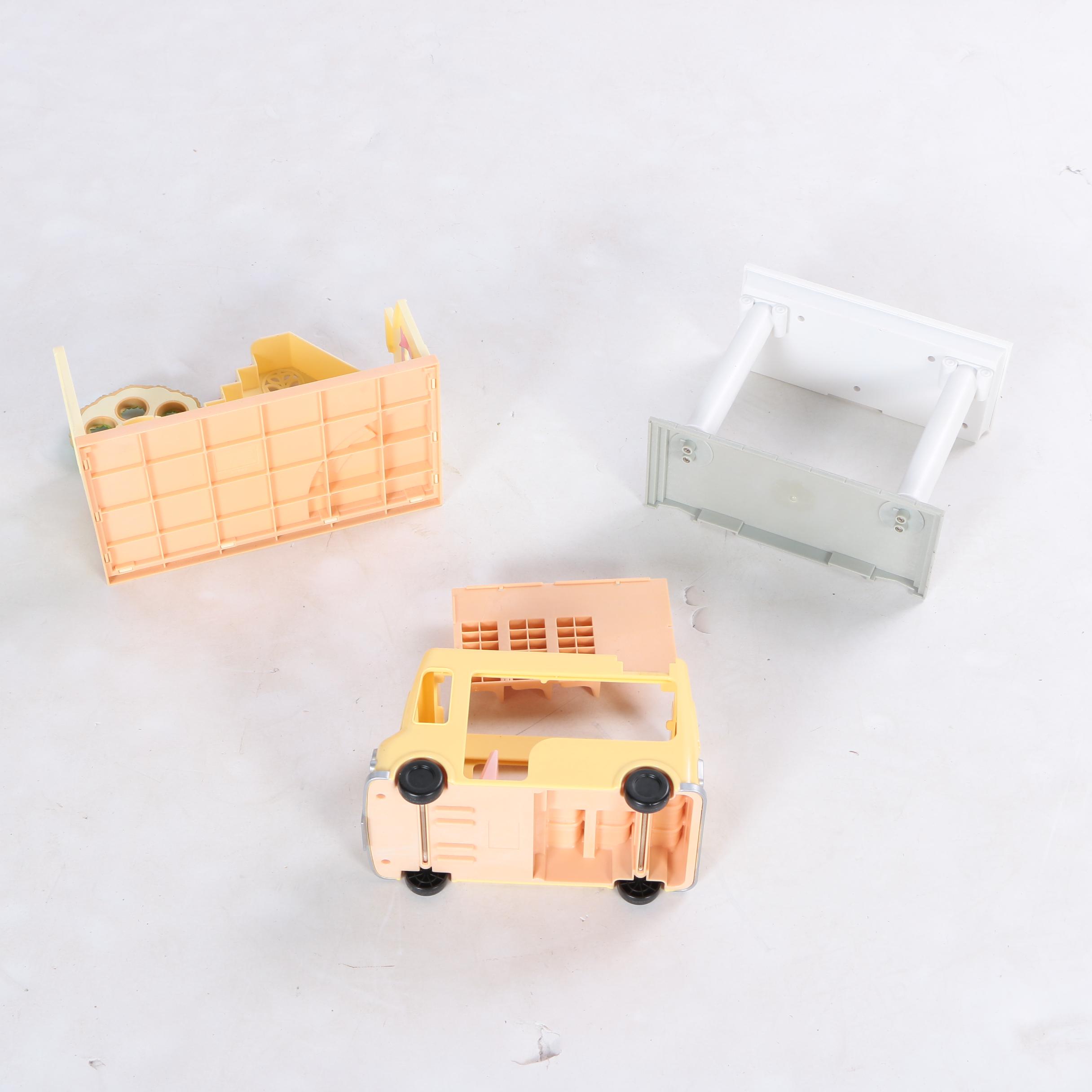 Dollhouses with Furniture and Accessories