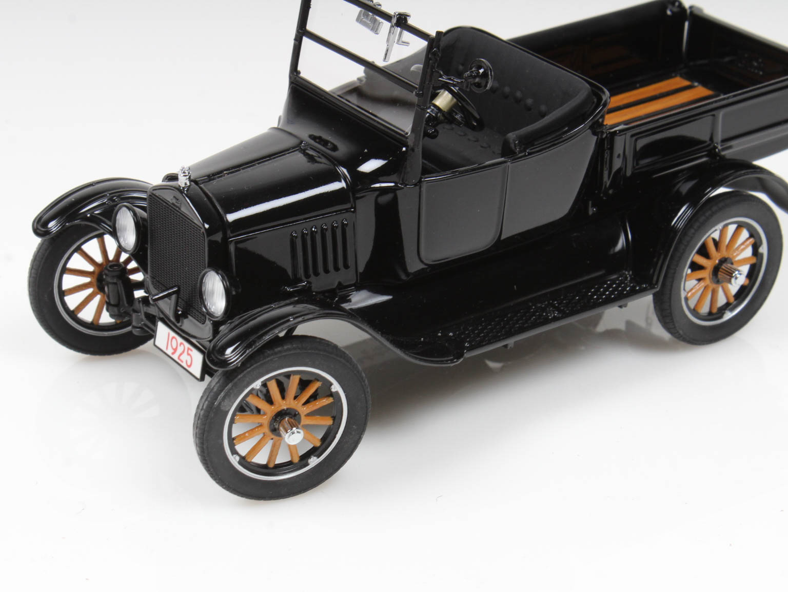 Danbury Mint 1925 Ford Model T Runabout Die Cast Car