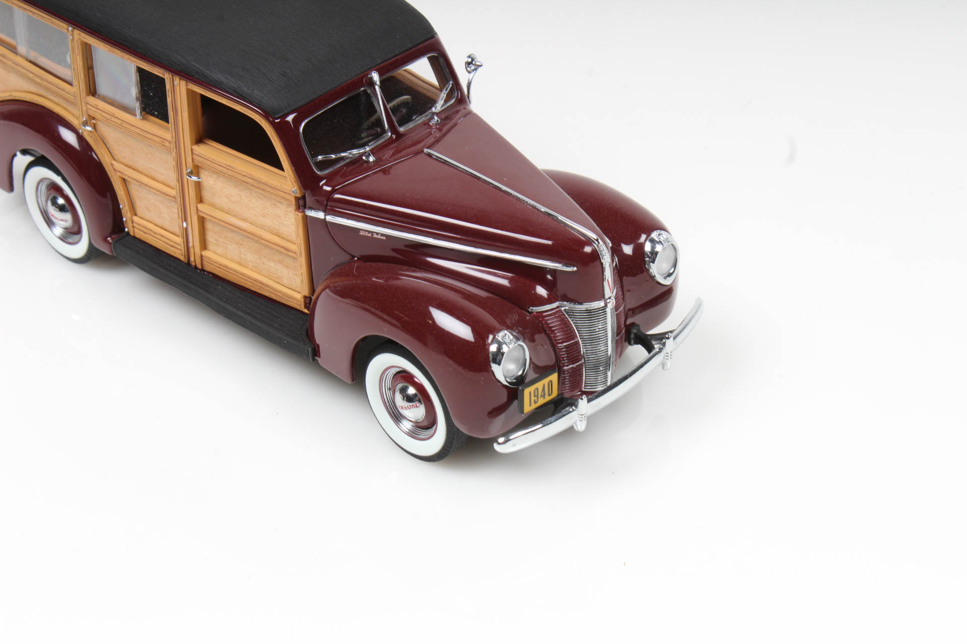 Danbury Mint 1940 Ford DeLuxe Station Wagon Die Cast Car