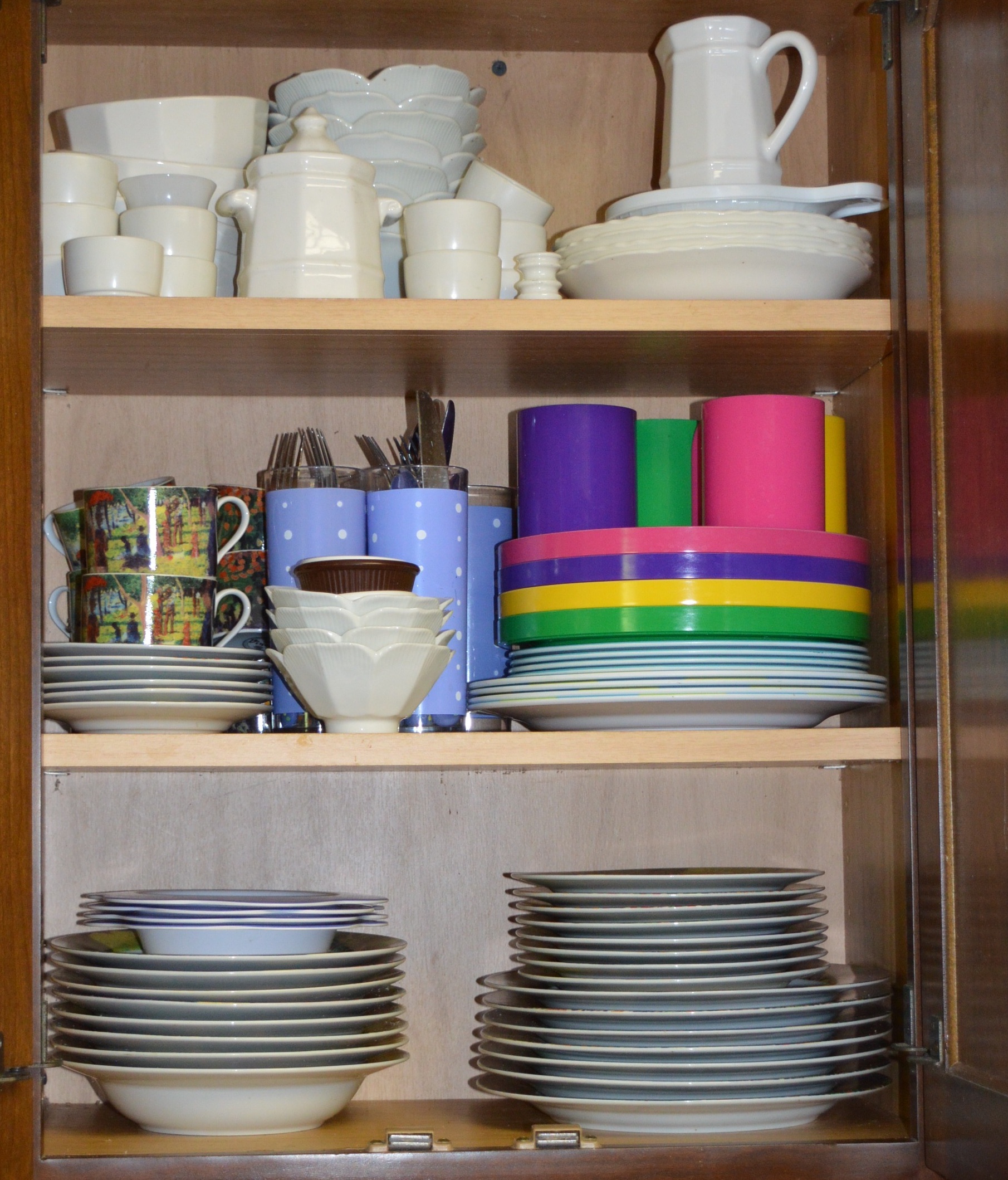 Cabinet Collection with Georges Seurat's Dishware