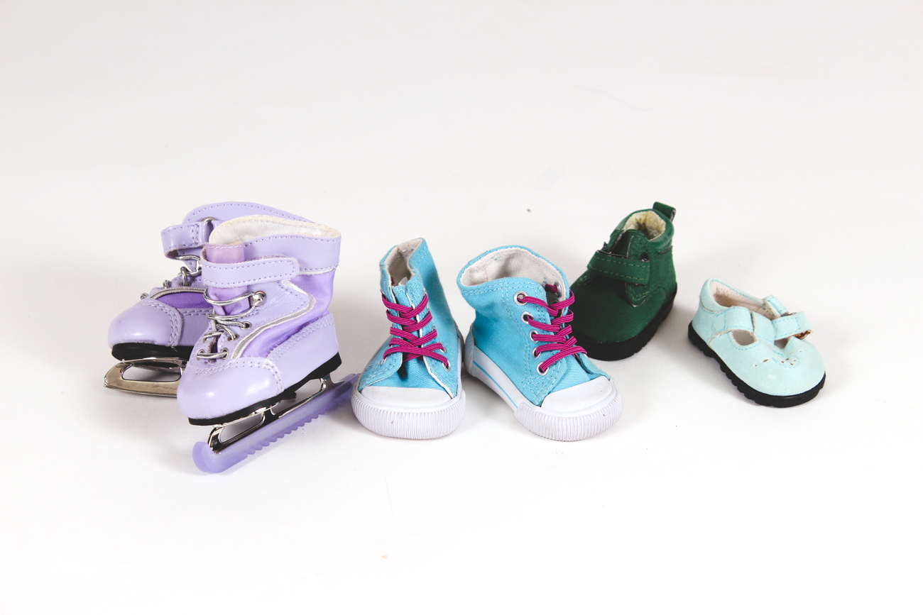 American Girl Doll "Mia" with Doll Clothing Collection