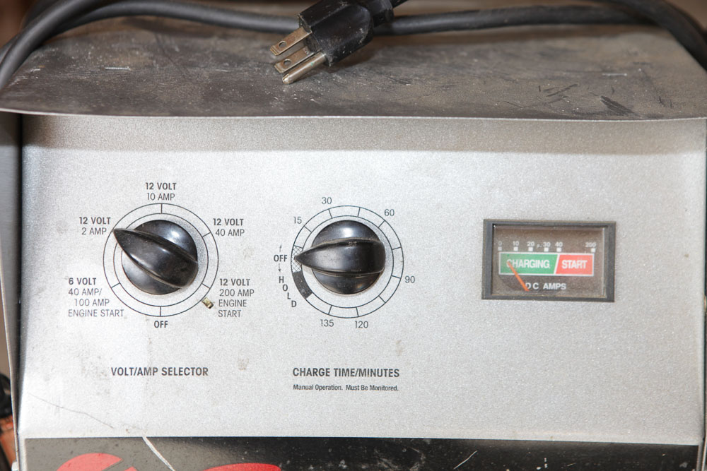 Schumacher SE-4220 Battery Charger/Engine Starter