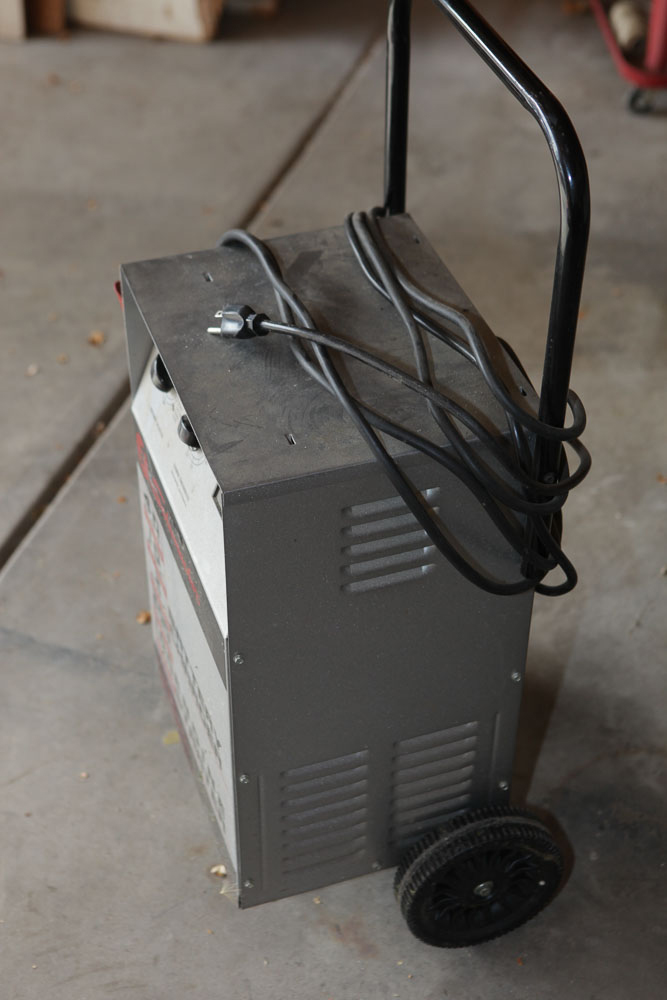 Schumacher SE-4220 Battery Charger/Engine Starter