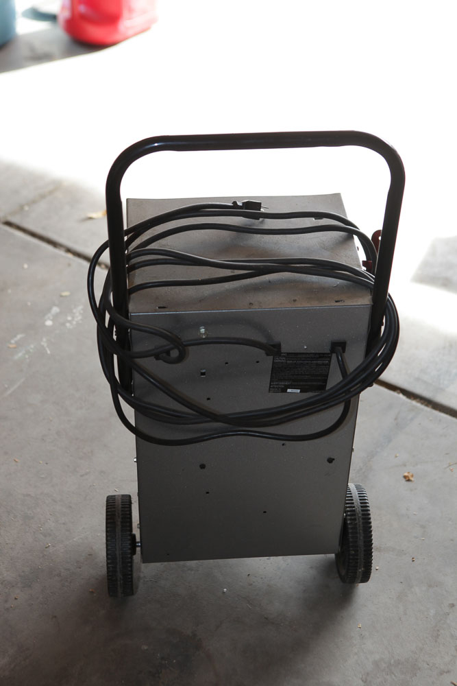 Schumacher SE-4220 Battery Charger/Engine Starter