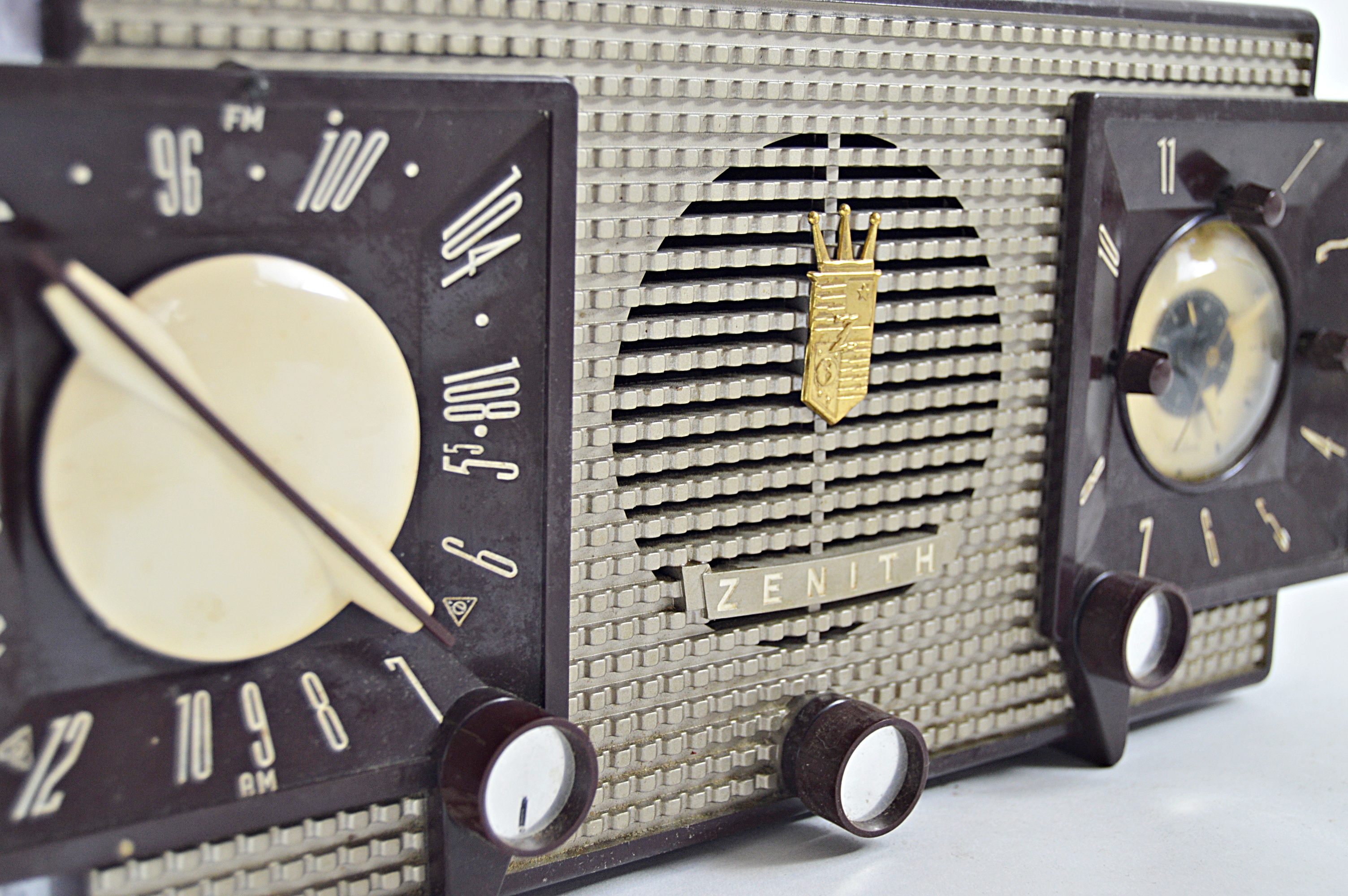 Mid Century Modern Zenith AMFM Radio