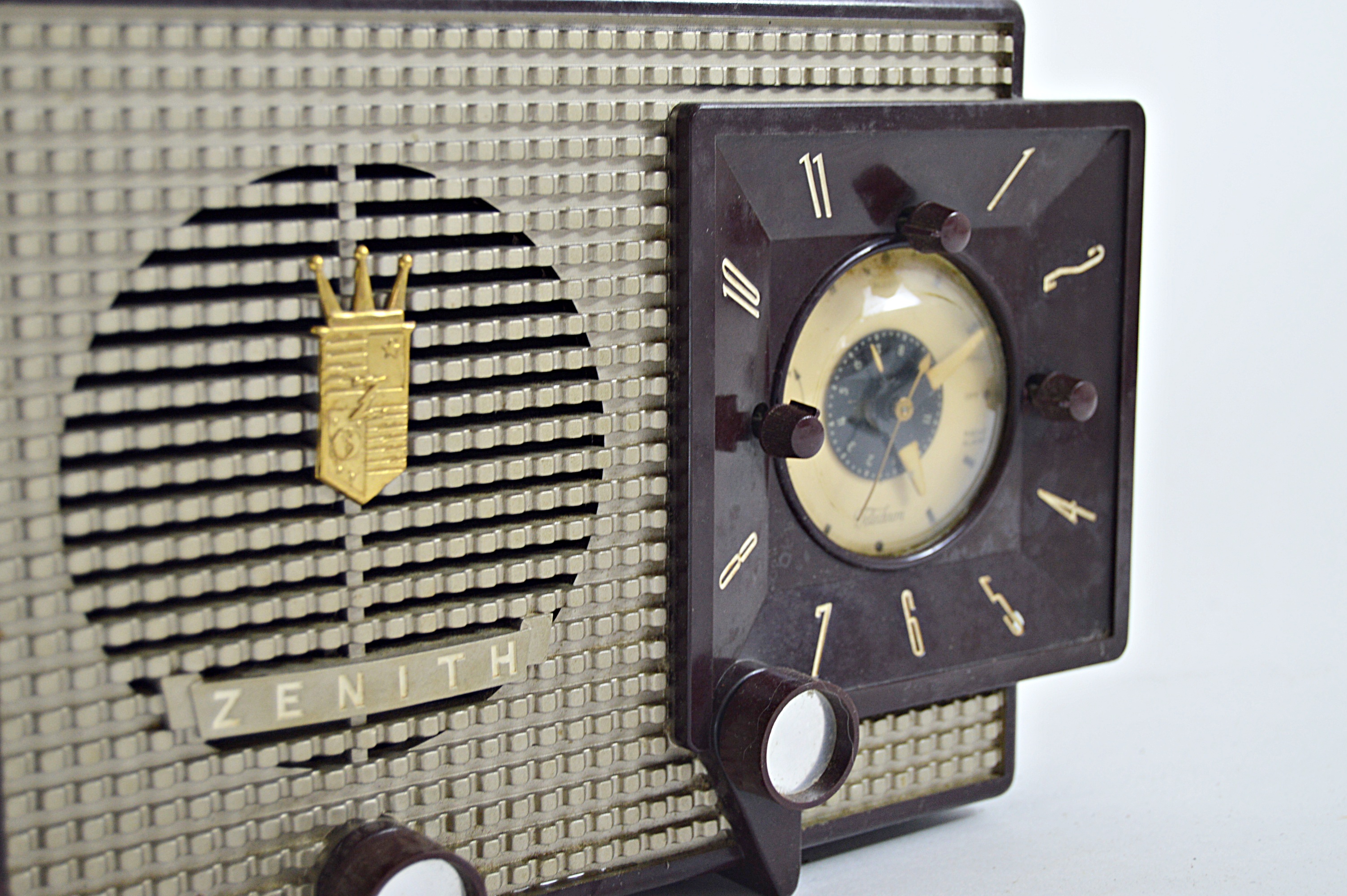 Mid Century Modern Zenith AMFM Radio