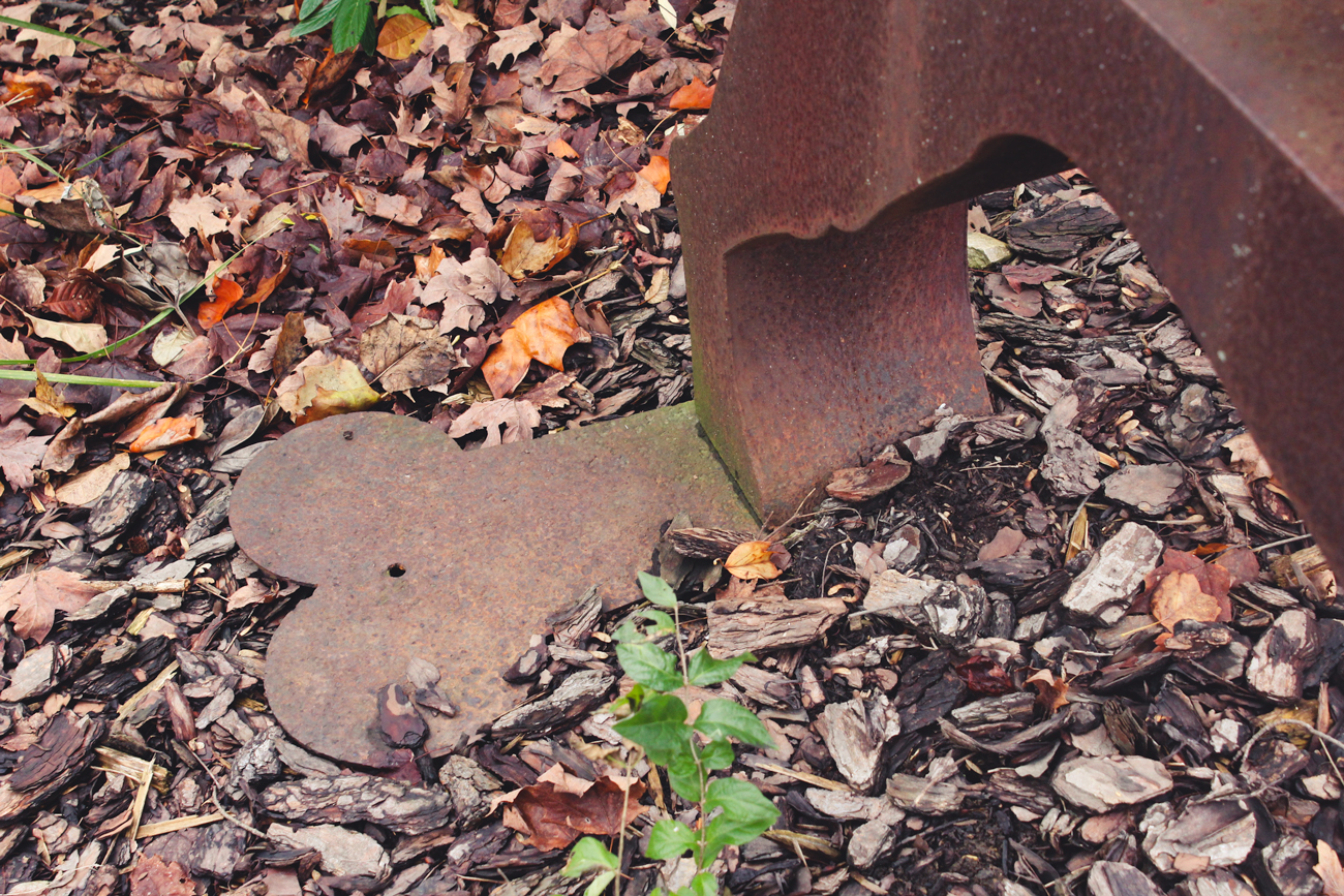 Metal Outdoor Dog Statue