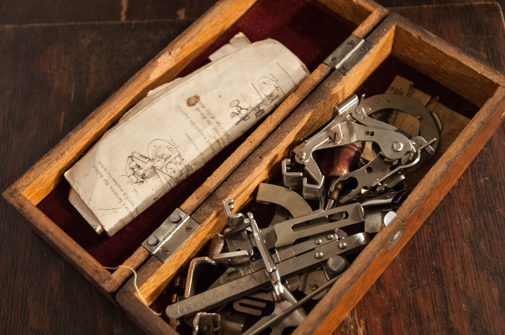 Antique Singer Treadle Sewing Machine in Oak Veneer Cabinet