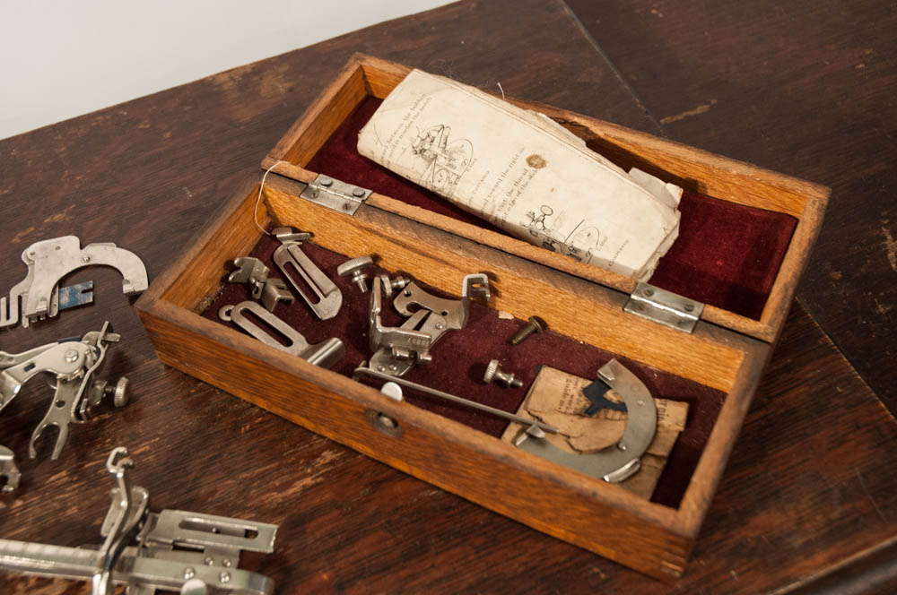 Antique Singer Treadle Sewing Machine in Oak Veneer Cabinet