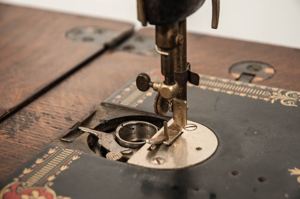 Antique Singer Treadle Sewing Machine in Oak Veneer Cabinet