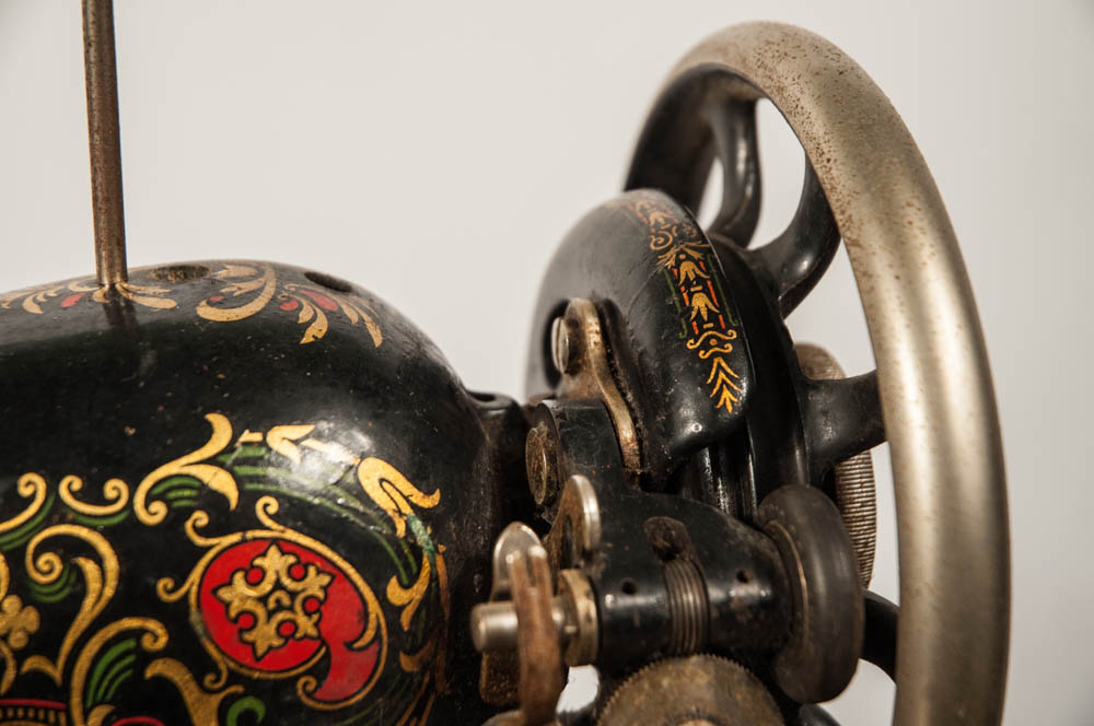 Antique Singer Treadle Sewing Machine in Oak Veneer Cabinet