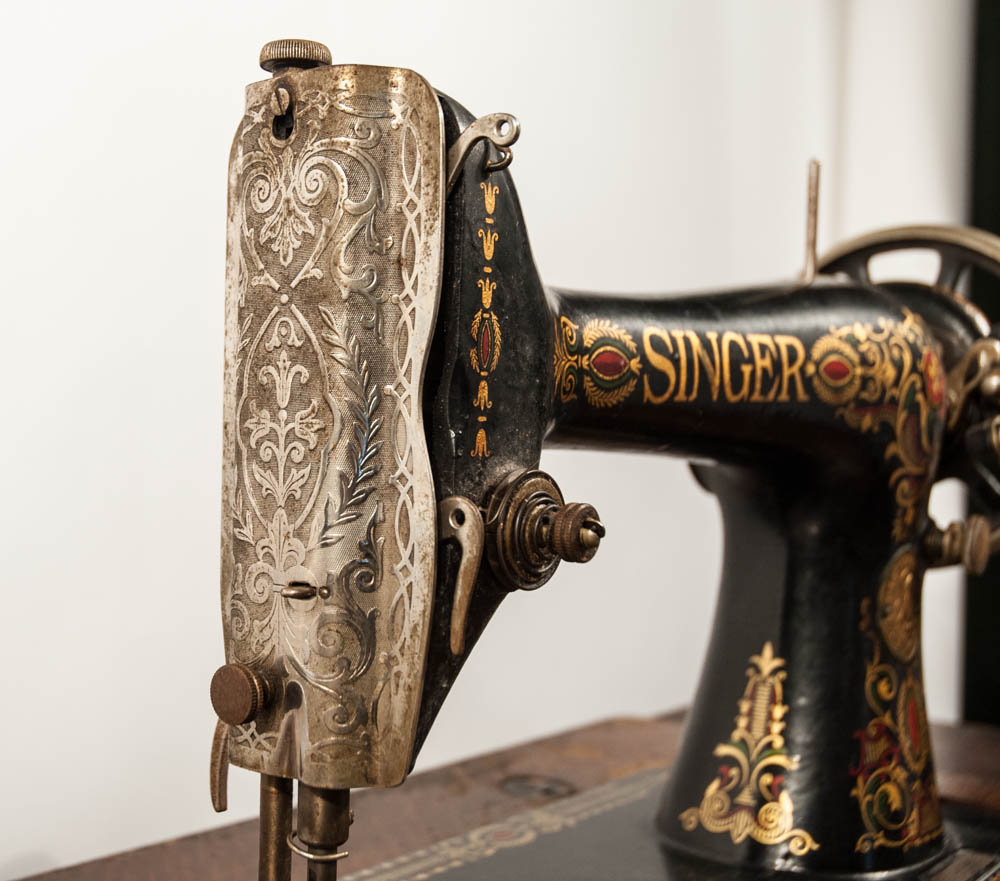 Antique Singer Treadle Sewing Machine in Oak Veneer Cabinet