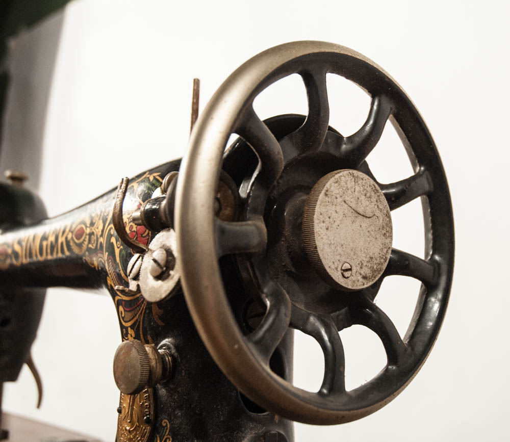 Antique Singer Treadle Sewing Machine in Oak Veneer Cabinet
