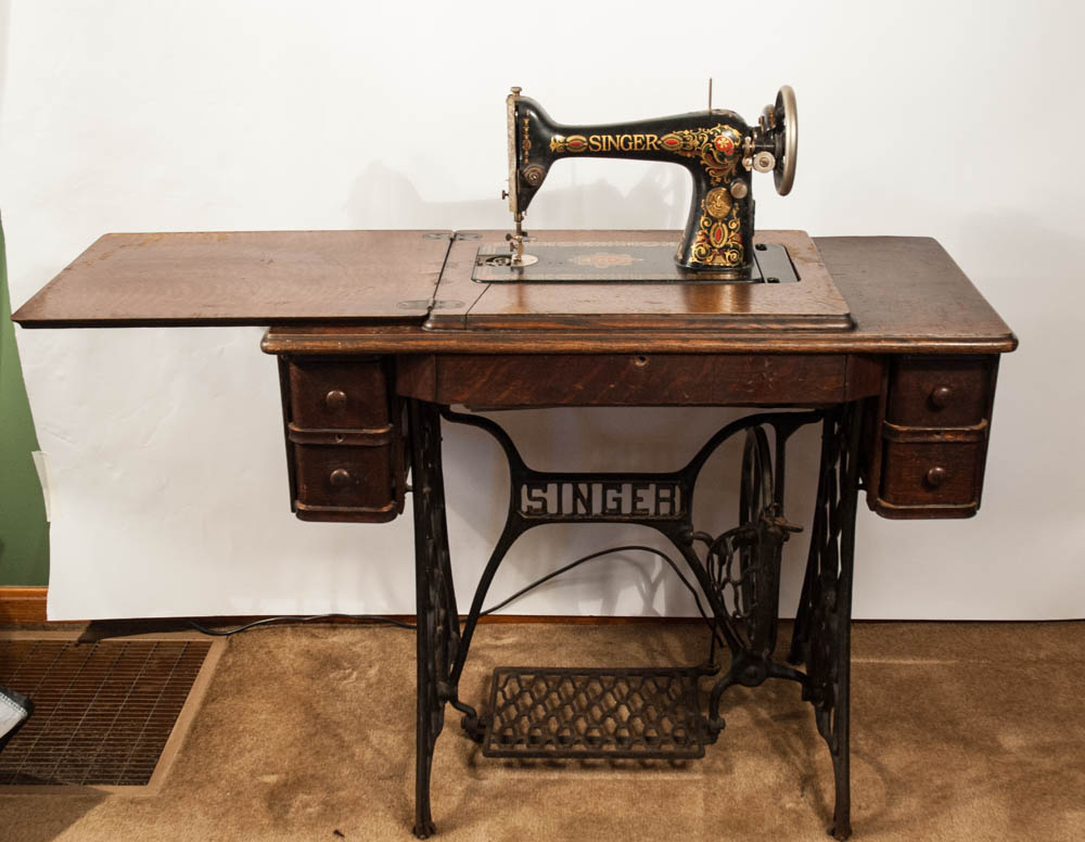 Antique Singer Treadle Sewing Machine in Oak Veneer Cabinet