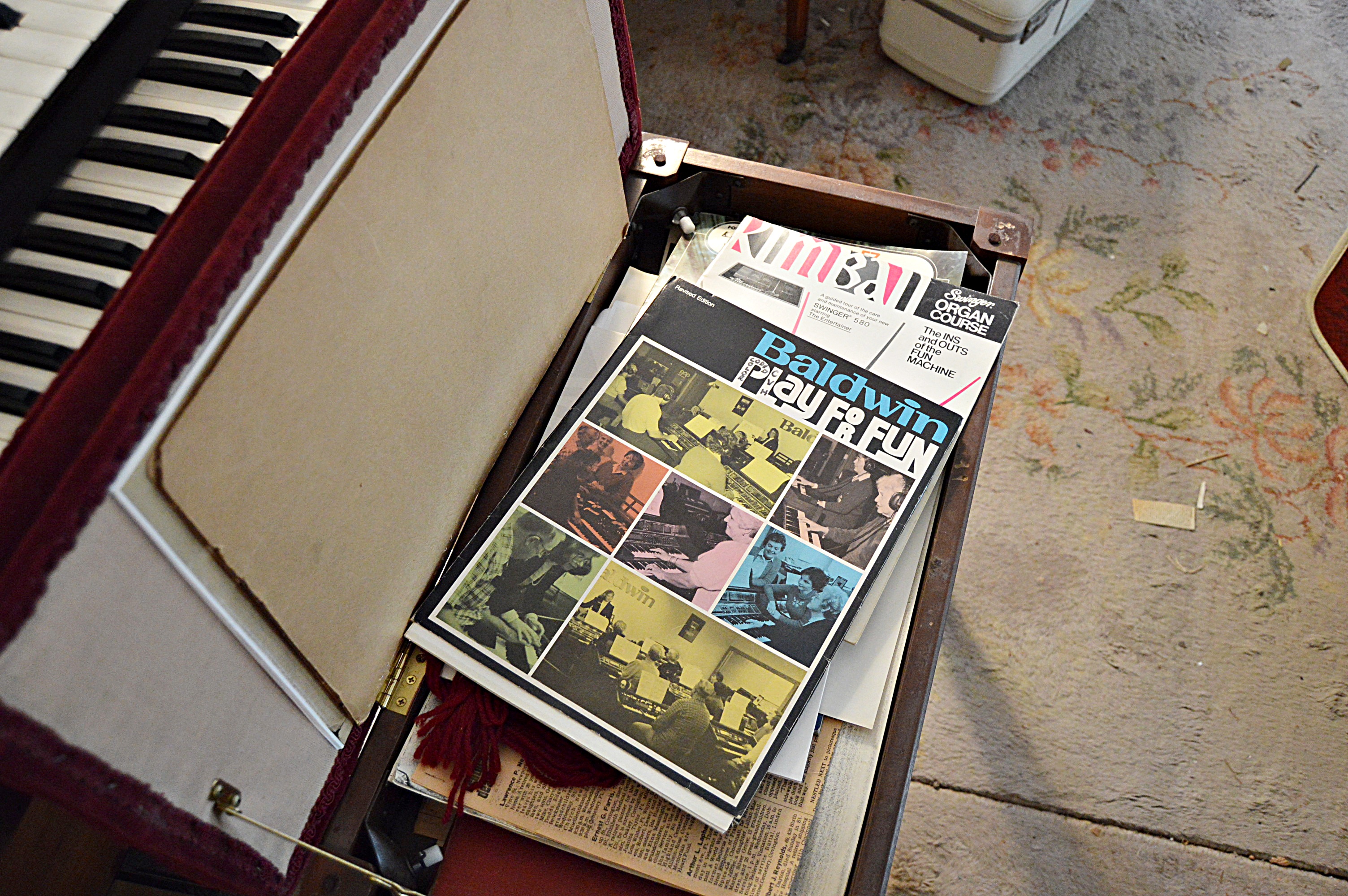 Kimball Swinger 500 Electric Organ and Bench