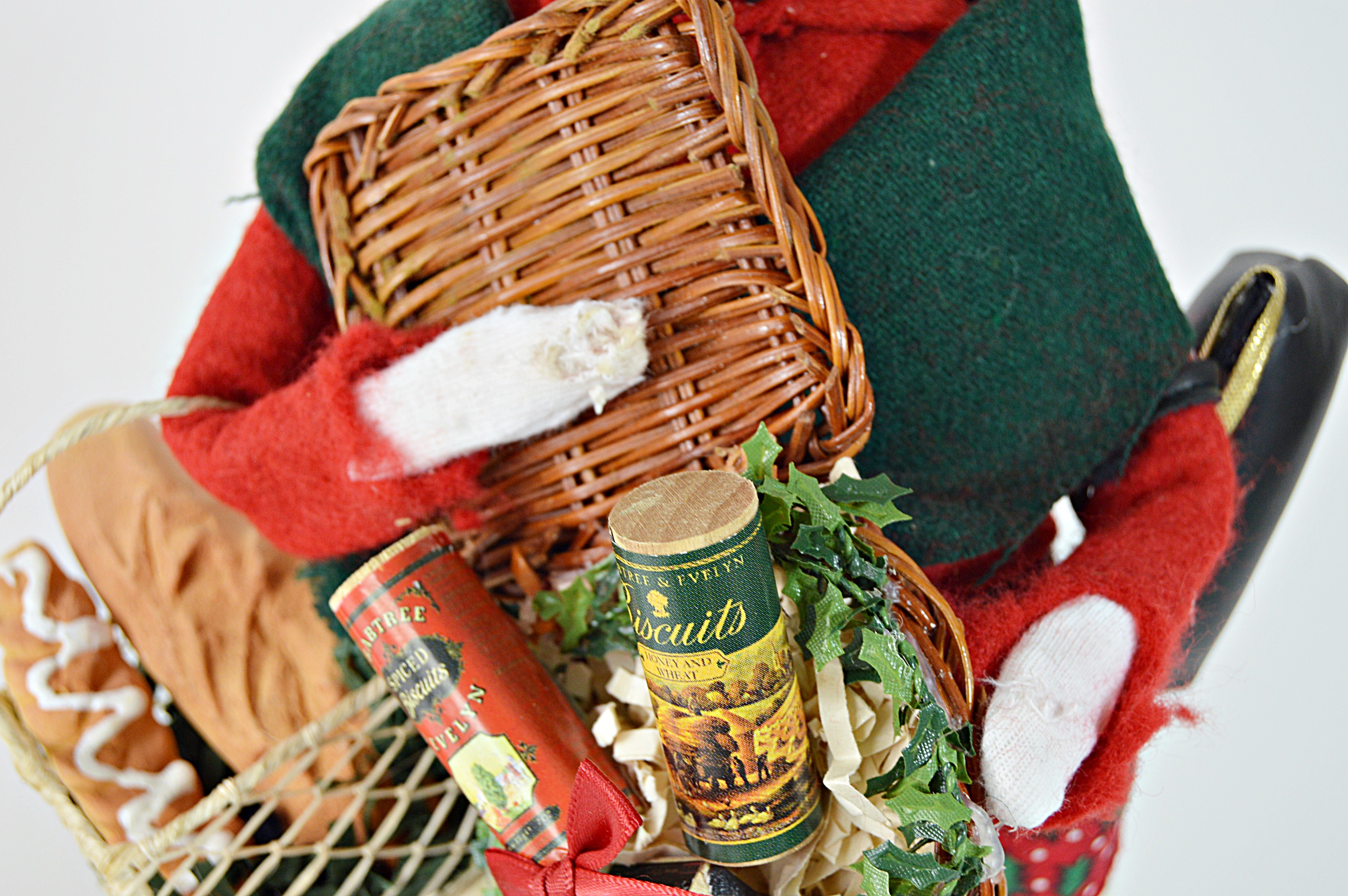 Byer's Choice Holiday Caroler Dolls