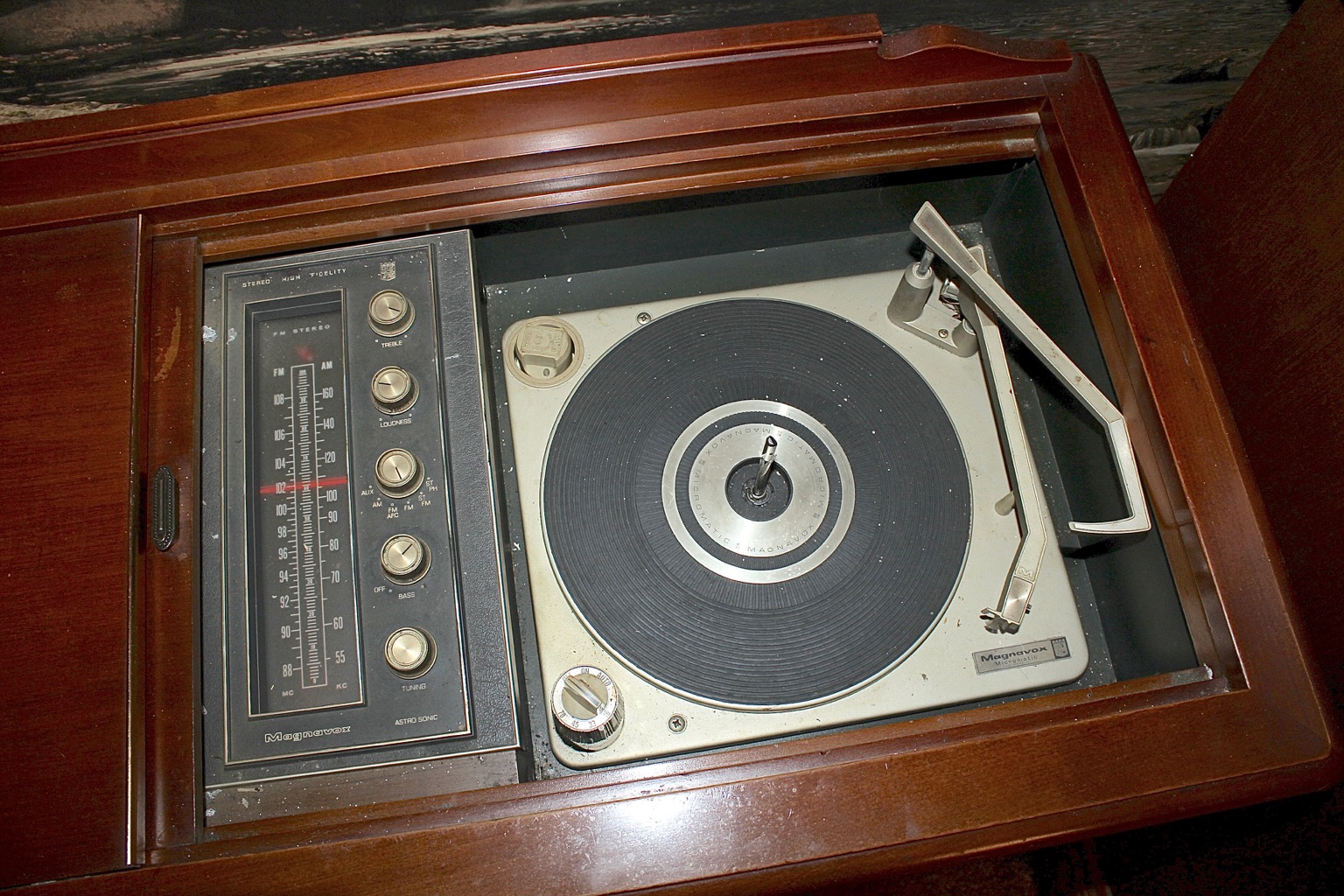 Magnavox Micromatic HI-FI Stereo Turntable/Radio Cabinet