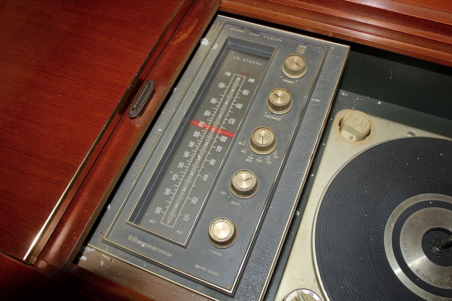 Magnavox Micromatic HI-FI Stereo Turntable/Radio Cabinet