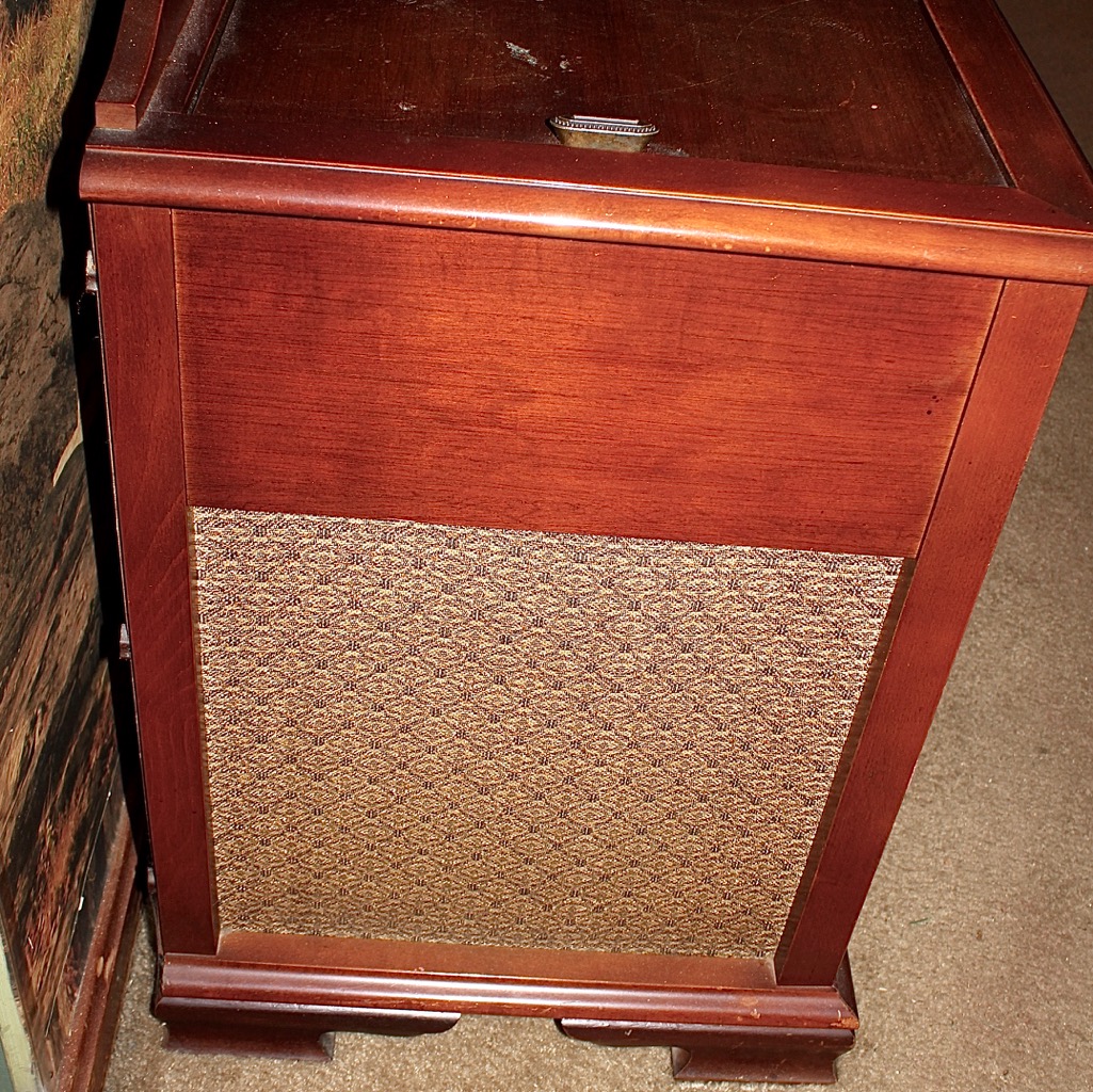 Magnavox Micromatic HI-FI Stereo Turntable/Radio Cabinet