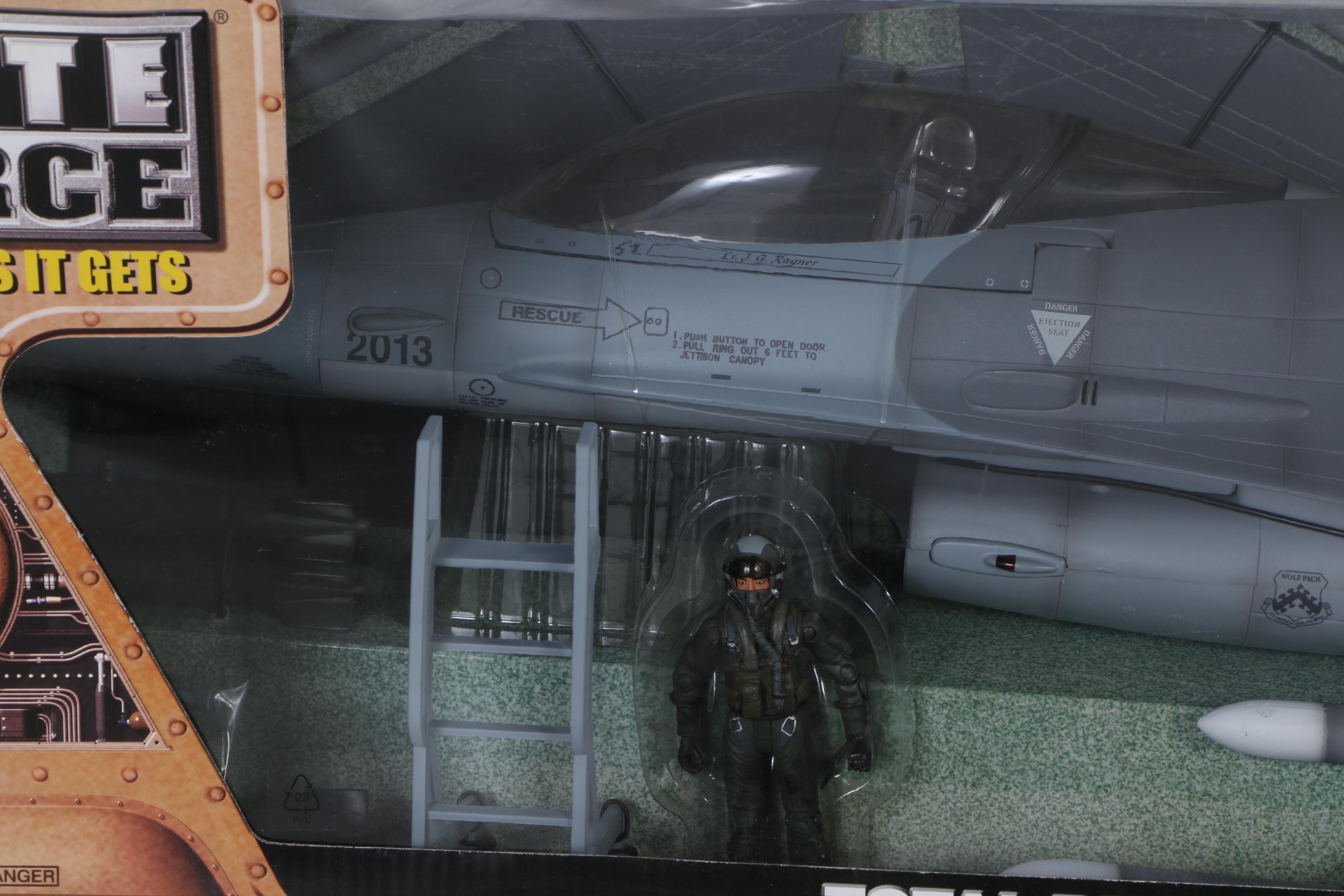 Elite Force 1/18 Scale U.S.A.F. F-16 Fighting Falcon Toy