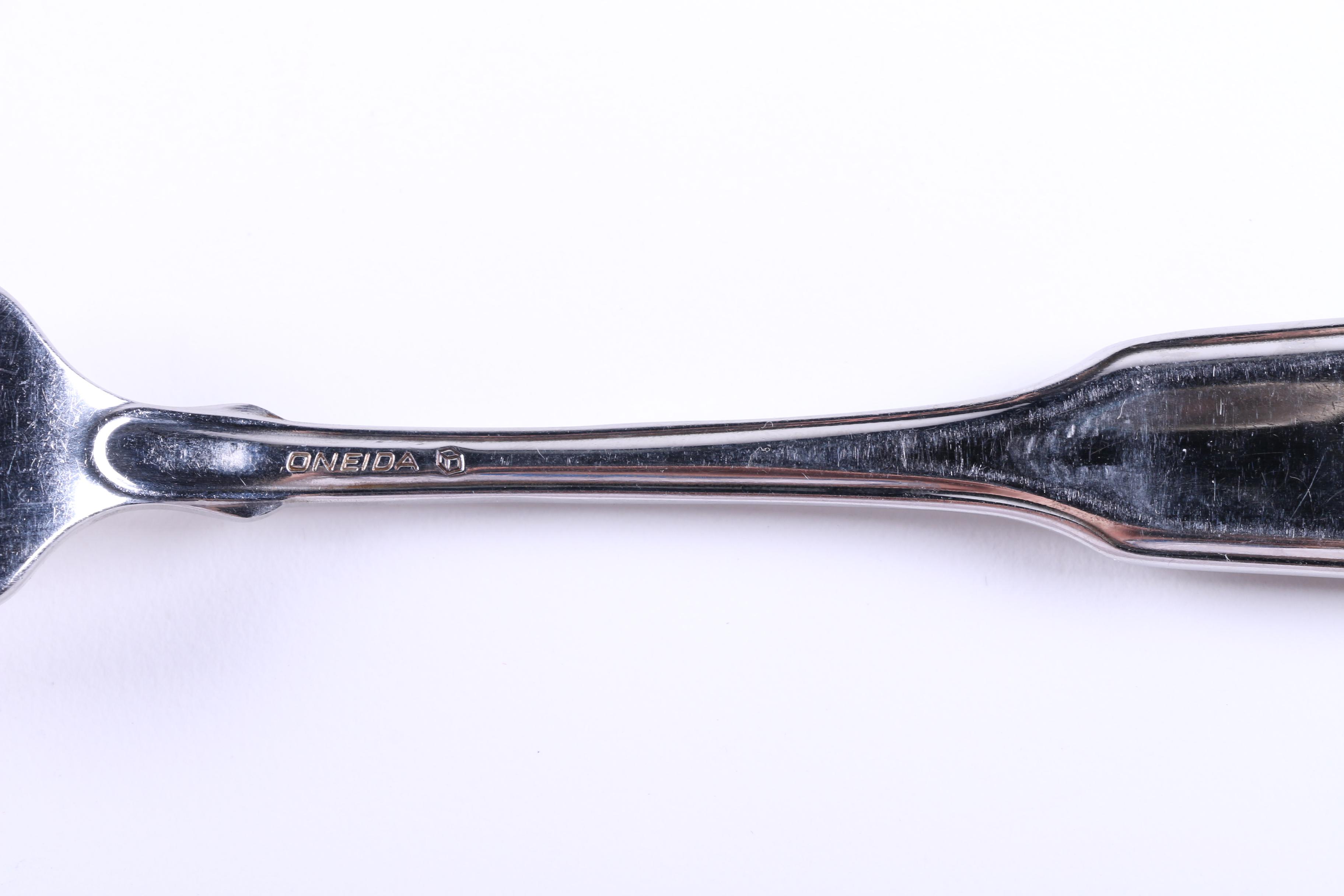 Oneida "Silver Shell" Silver Plate Flatware Set