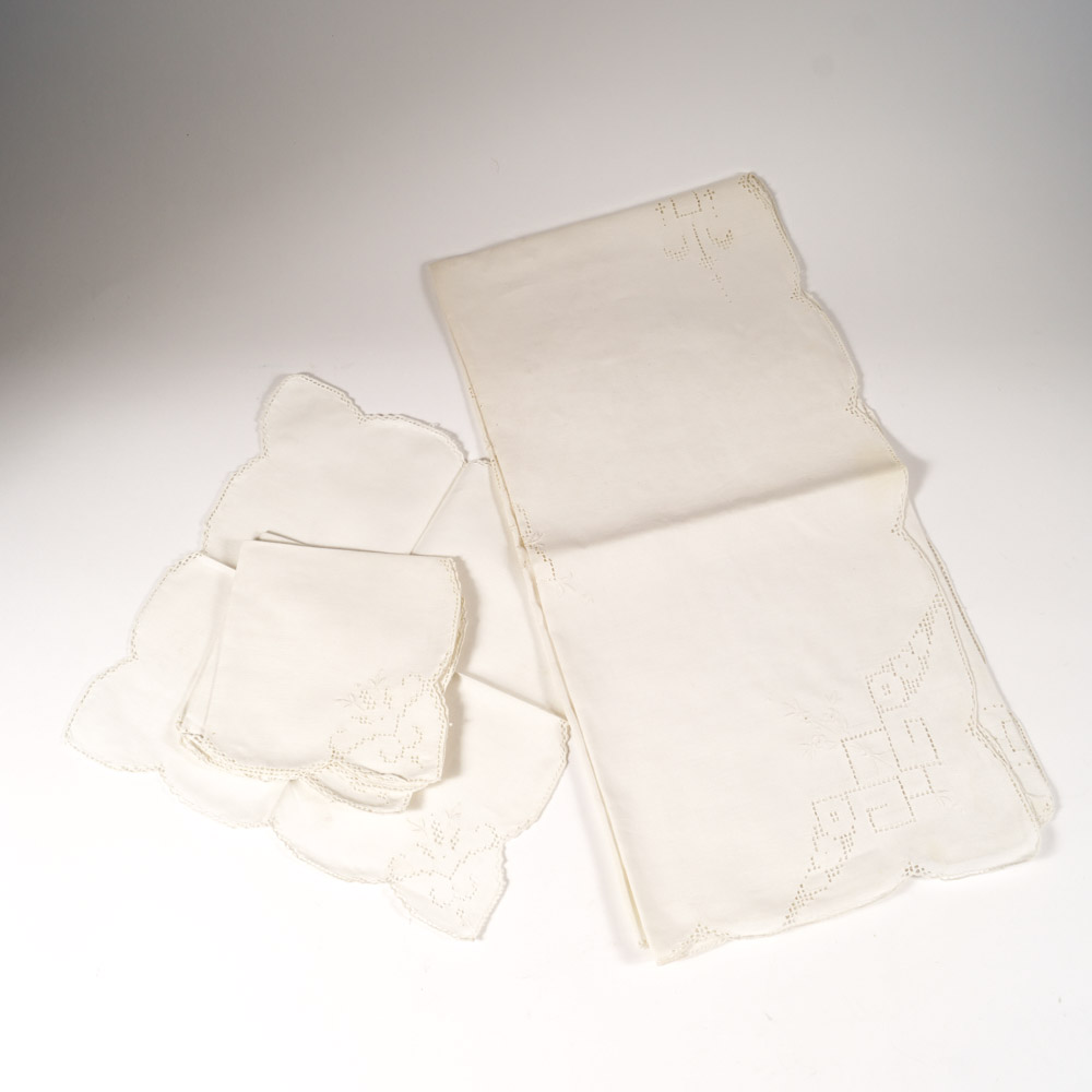 Vintage Linen Card Tablecloth and Napkins