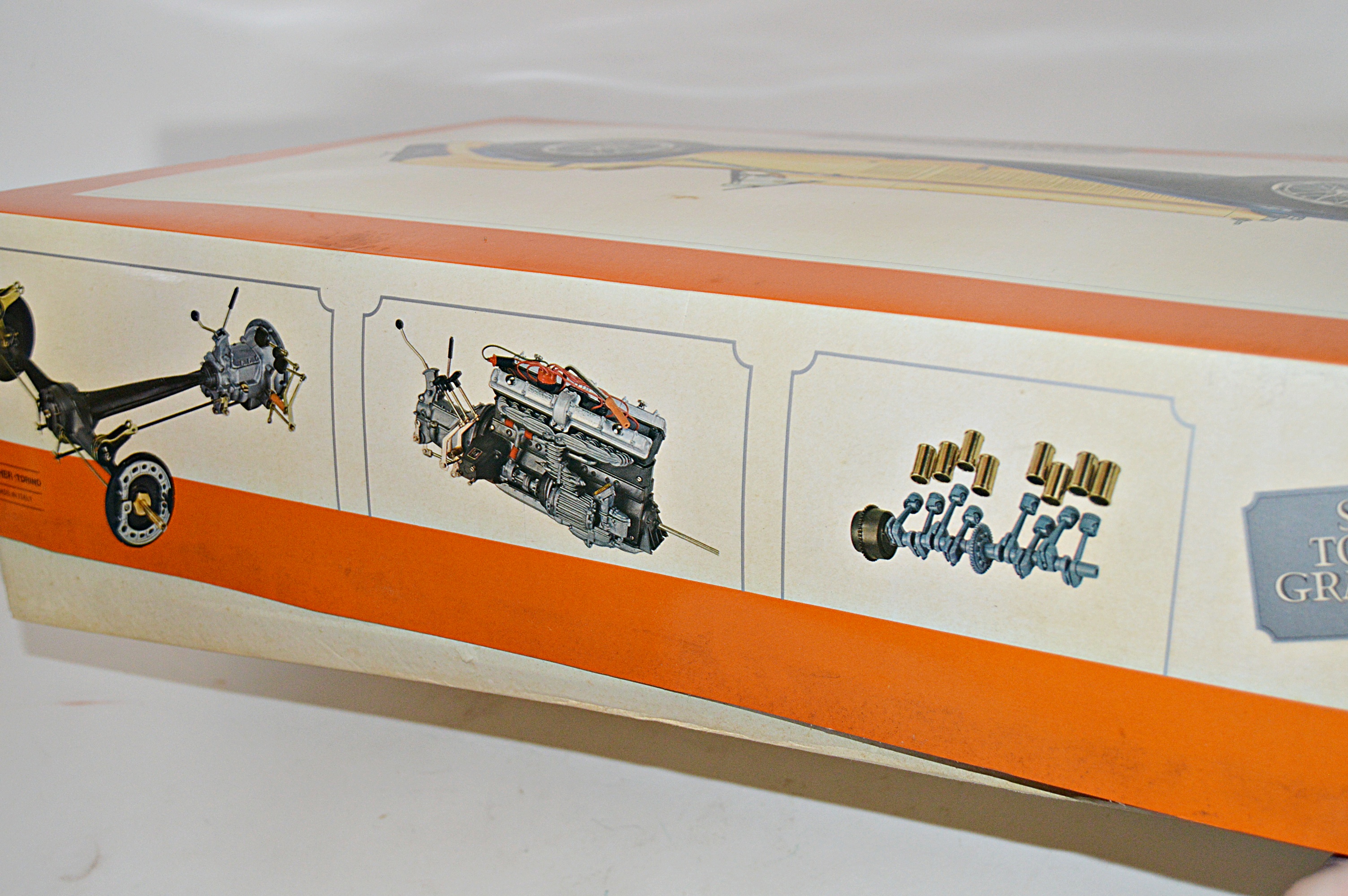 Alfa Romeo Spider Touring Gran Sport 1/8 Scale Model Kit