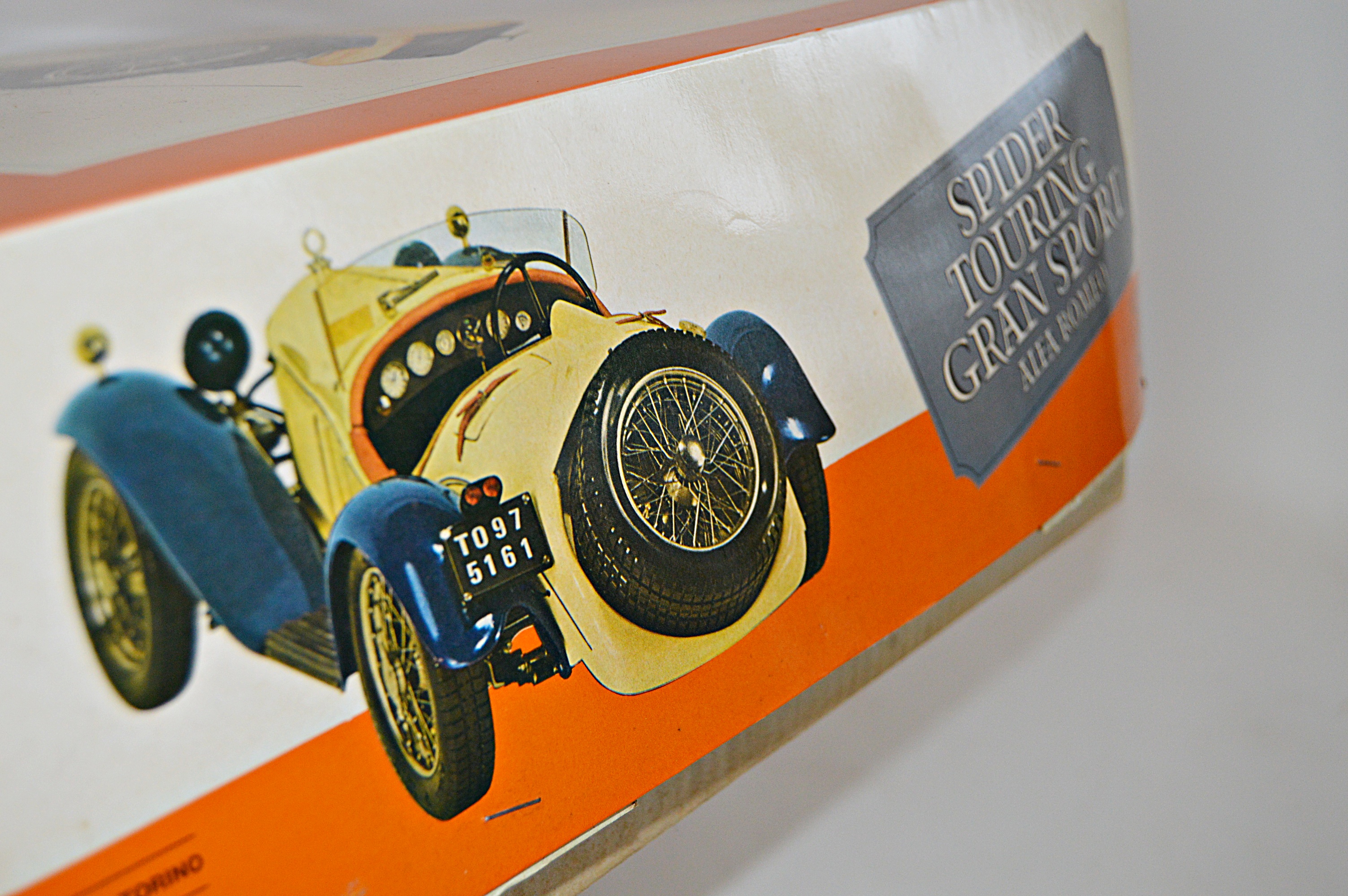 Alfa Romeo Spider Touring Gran Sport 1/8 Scale Model Kit