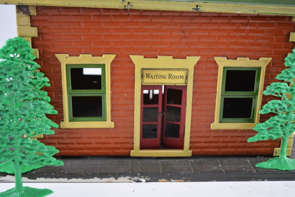 Lionel Model Train Station "Waiting Room," No. 122