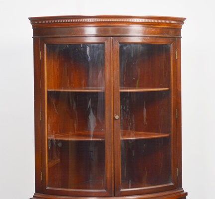 Bernhardt Hepplewhite Style Mahogany Corner Cabinet