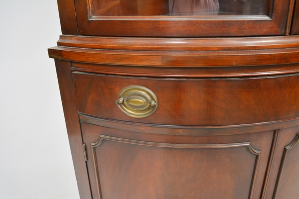 Bernhardt Hepplewhite Style Mahogany Corner Cabinet