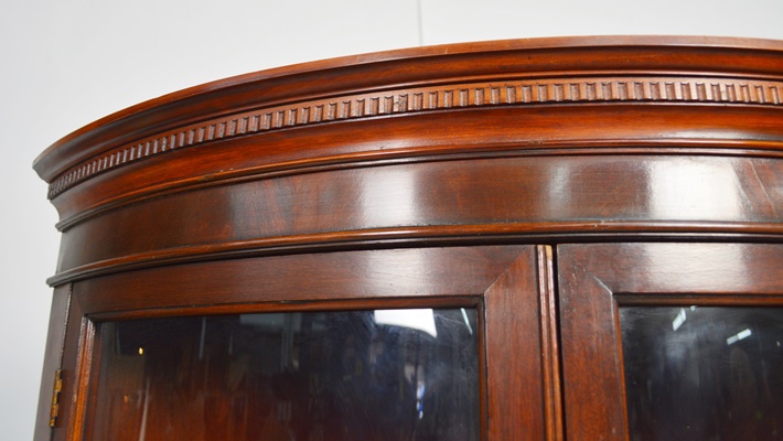Bernhardt Hepplewhite Style Mahogany Corner Cabinet