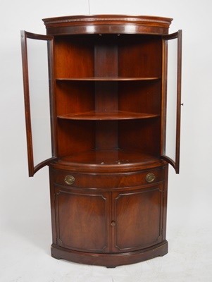 Bernhardt Hepplewhite Style Mahogany Corner Cabinet